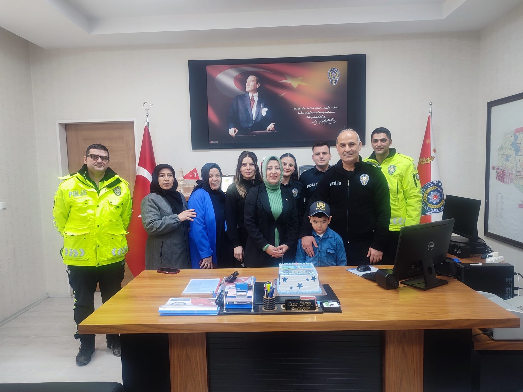 Yozgat'ta polislerden lösemiyi yenen çocuğa doğum günü sürprizi