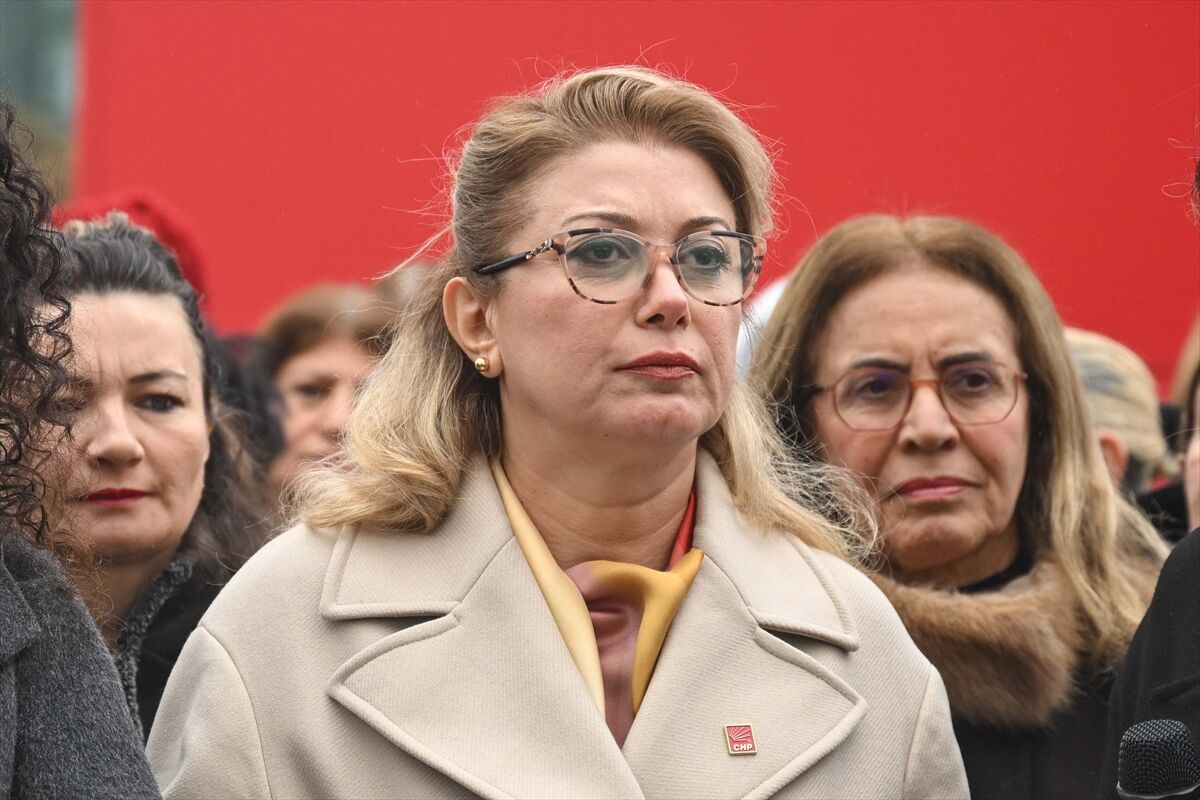 CHP'li Kaya, Aile ve Sosyal Hizmetler Bakanlığı önünde basın açıklaması yaptı