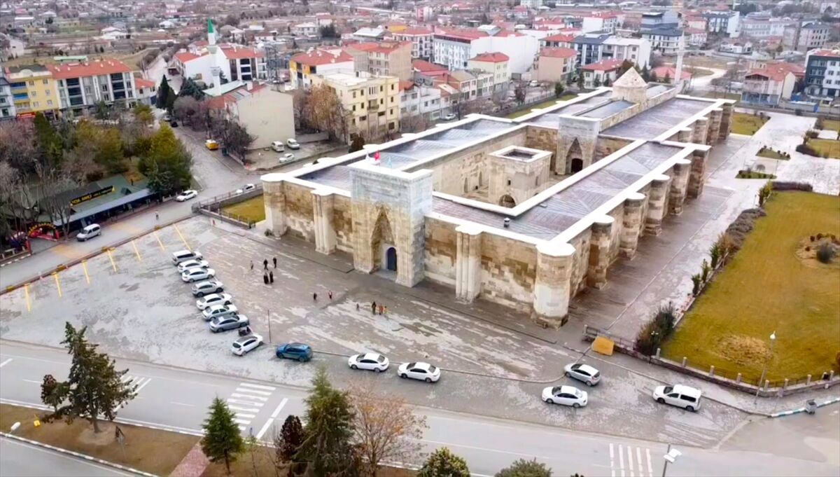 Tarihi Sultanhanı Kervansarayı'nda tefrişatı yapılan odalar ziyaretçilerini ağırlıyor