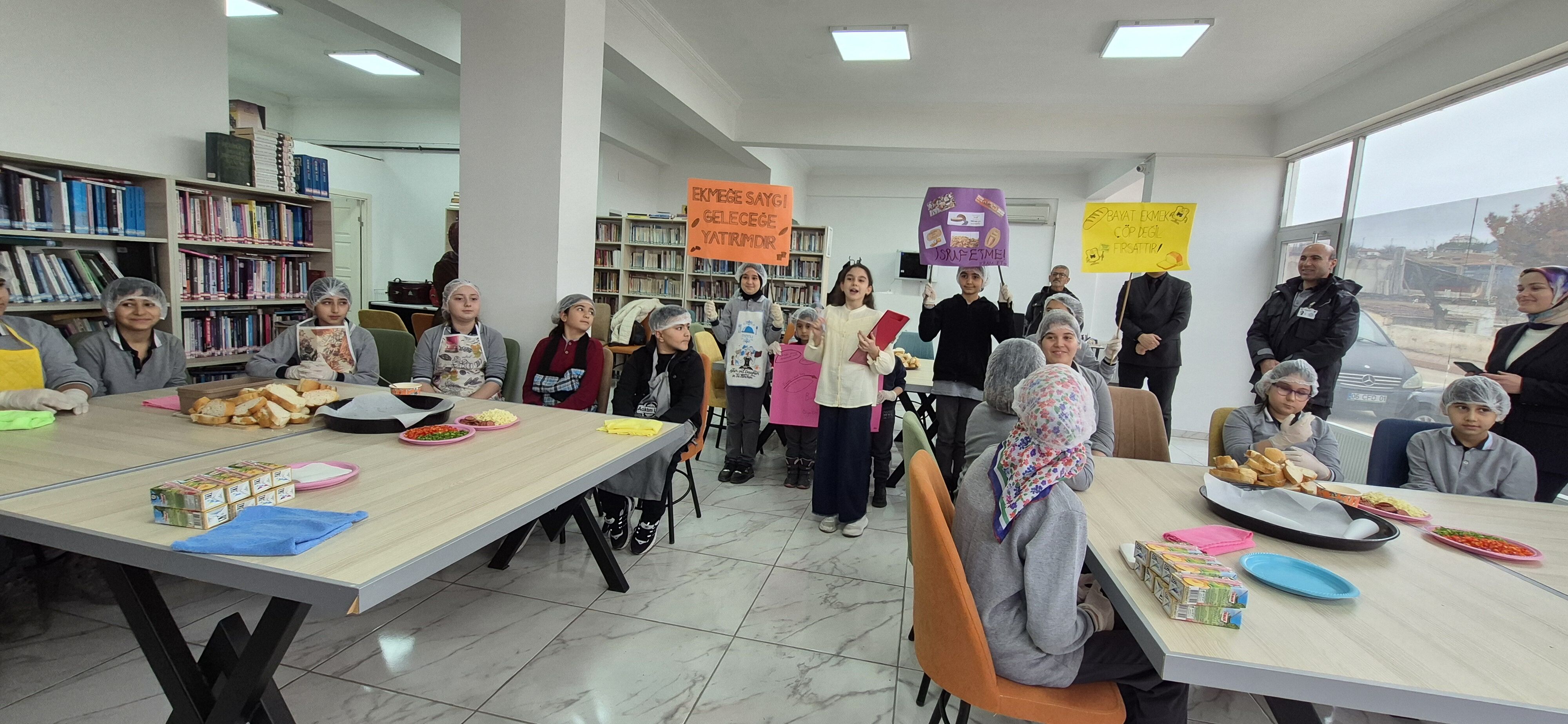 Bahşılı'da öğrenciler ekmek israfına dikkati çekti