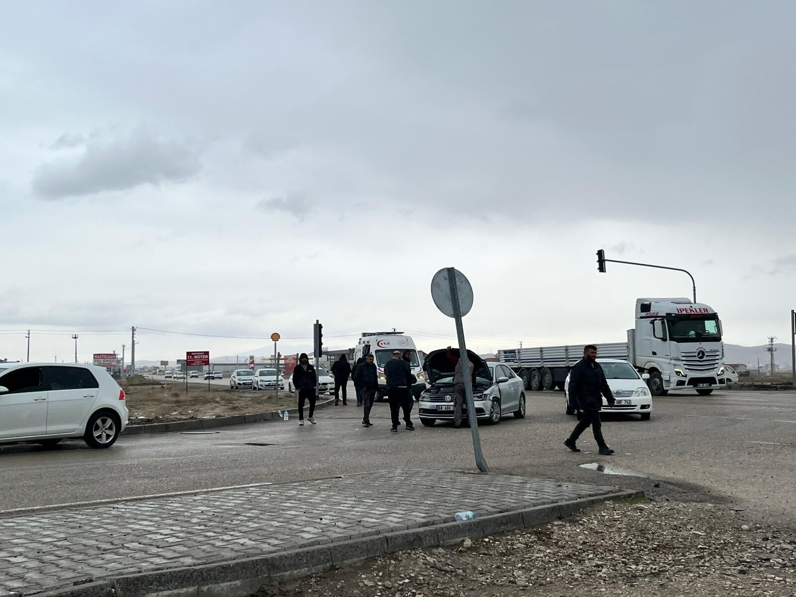 Aksaray'da otomobiller çarpıştı 2 kişi yaralandı