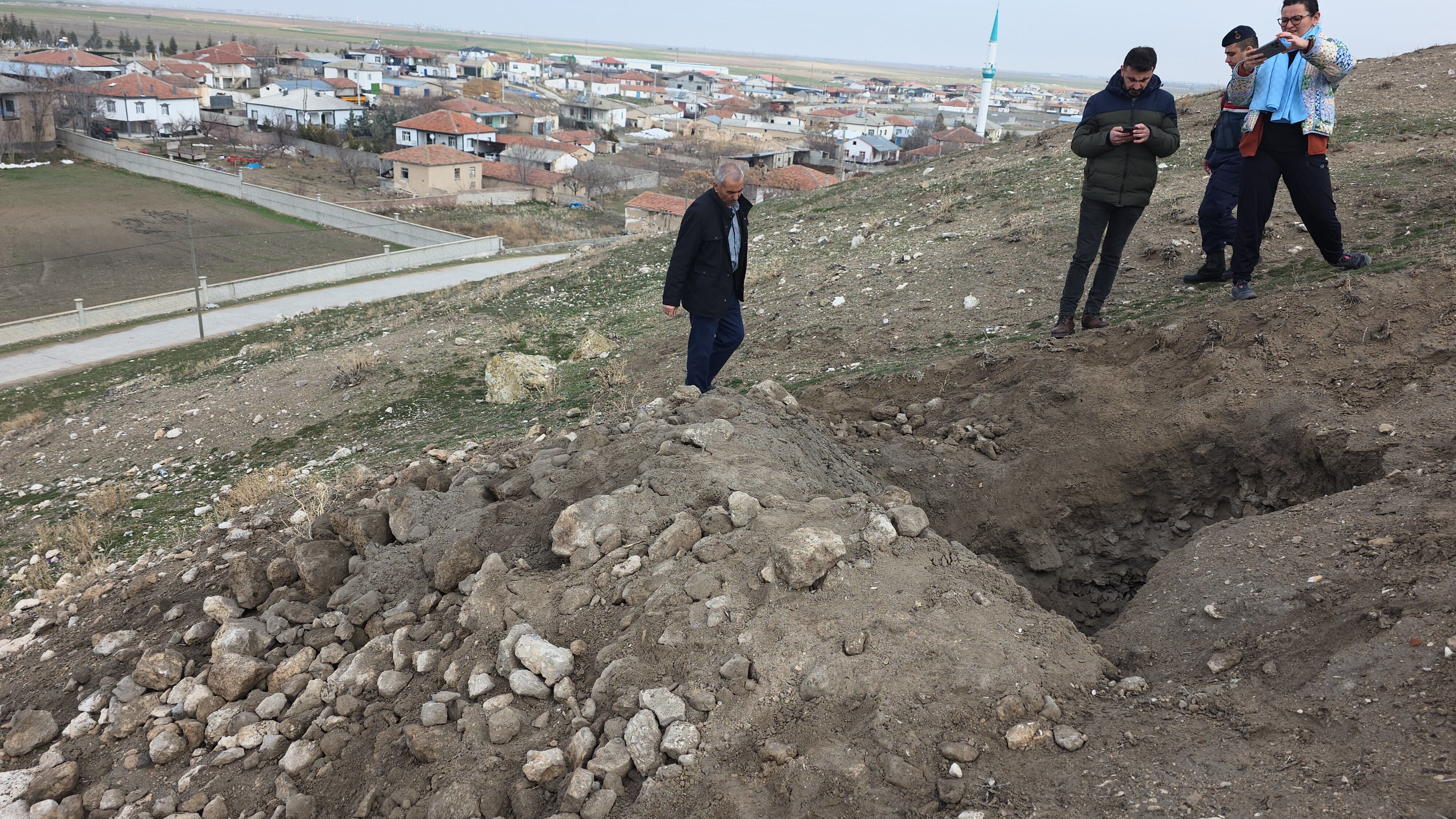 Aksaray'daki tarihi höyükte kaçak kazı tespit edildi