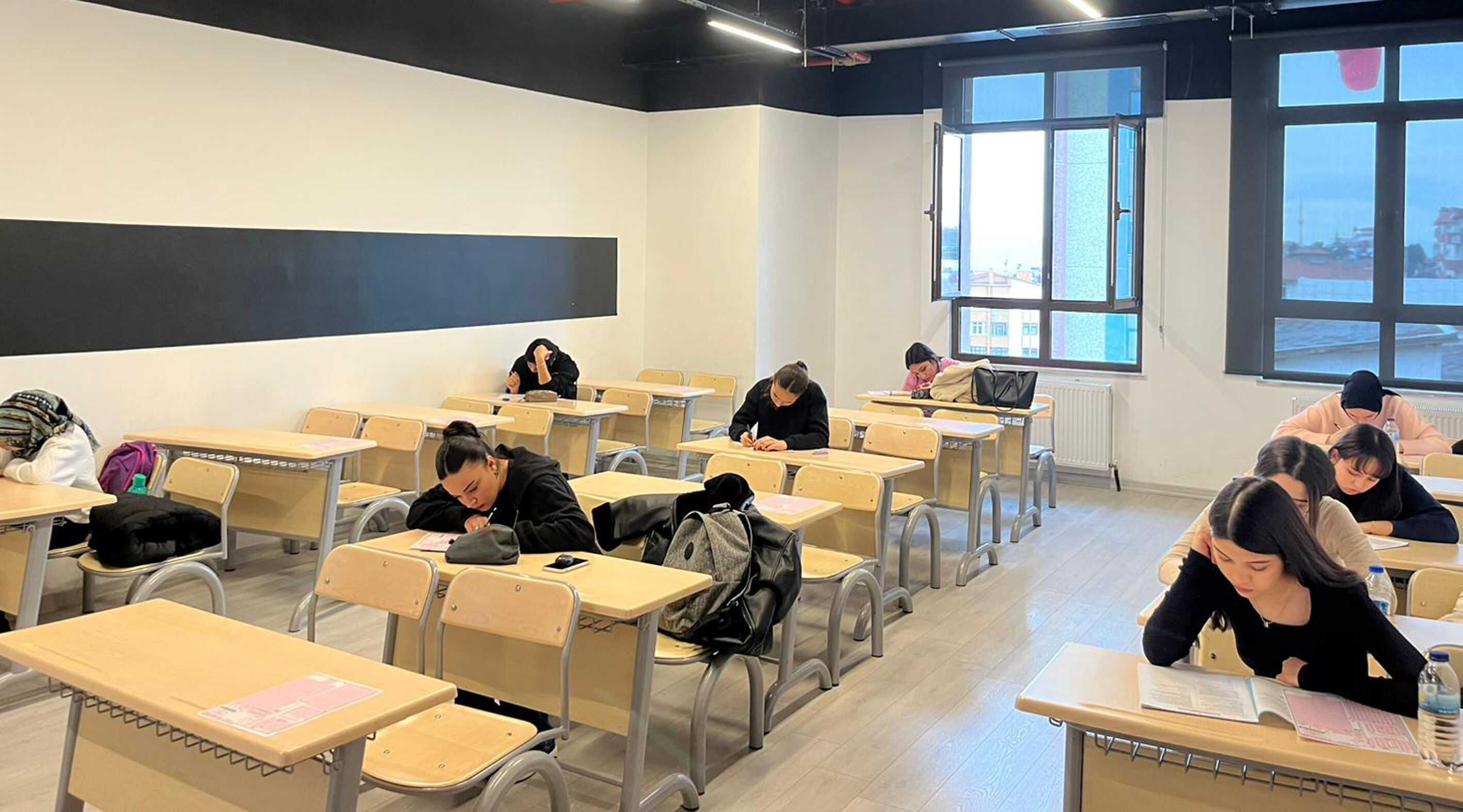 Beypazarı Aile Yaşam Merkezi'nde kadınlara etkinlik, öğrencilere deneme sınavı