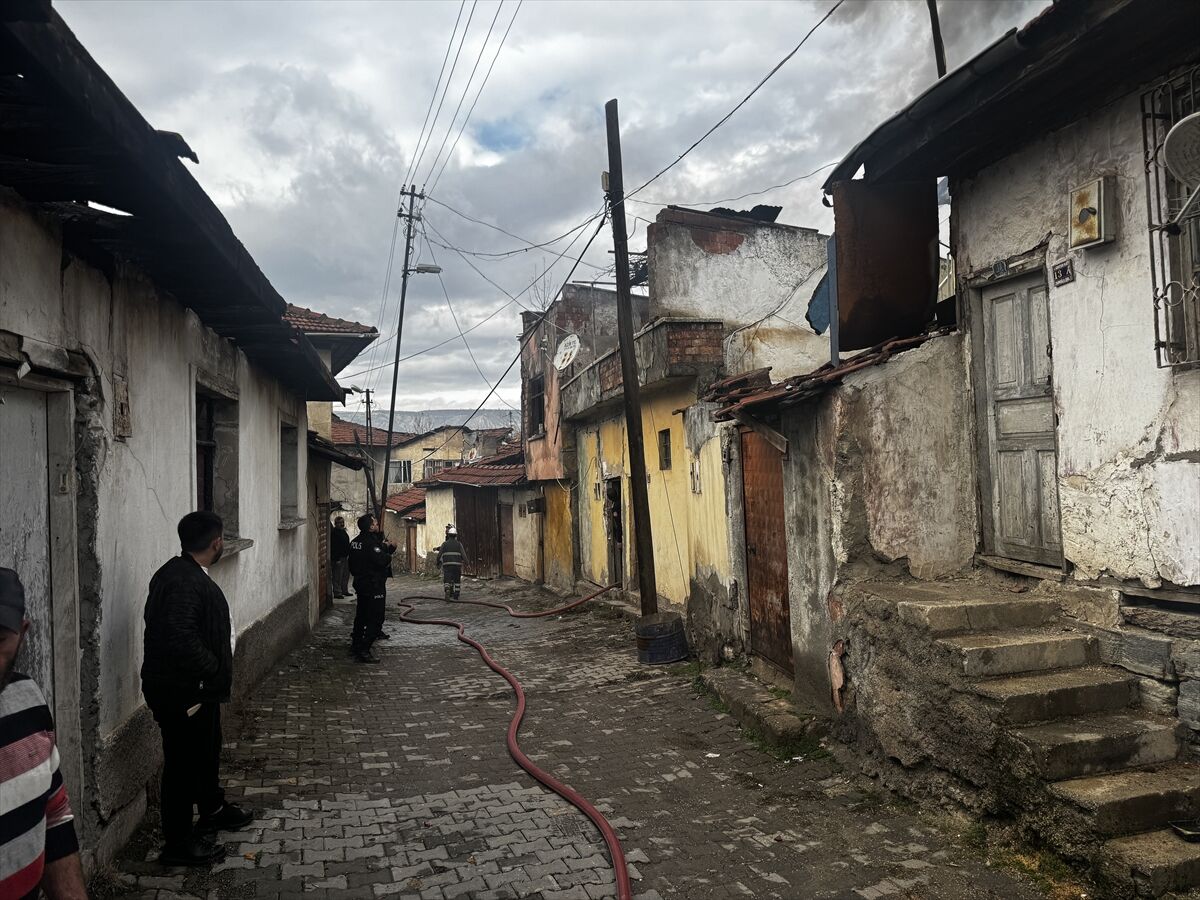 Çankırı'da metruk bir evde çıkan yangın söndürüldü