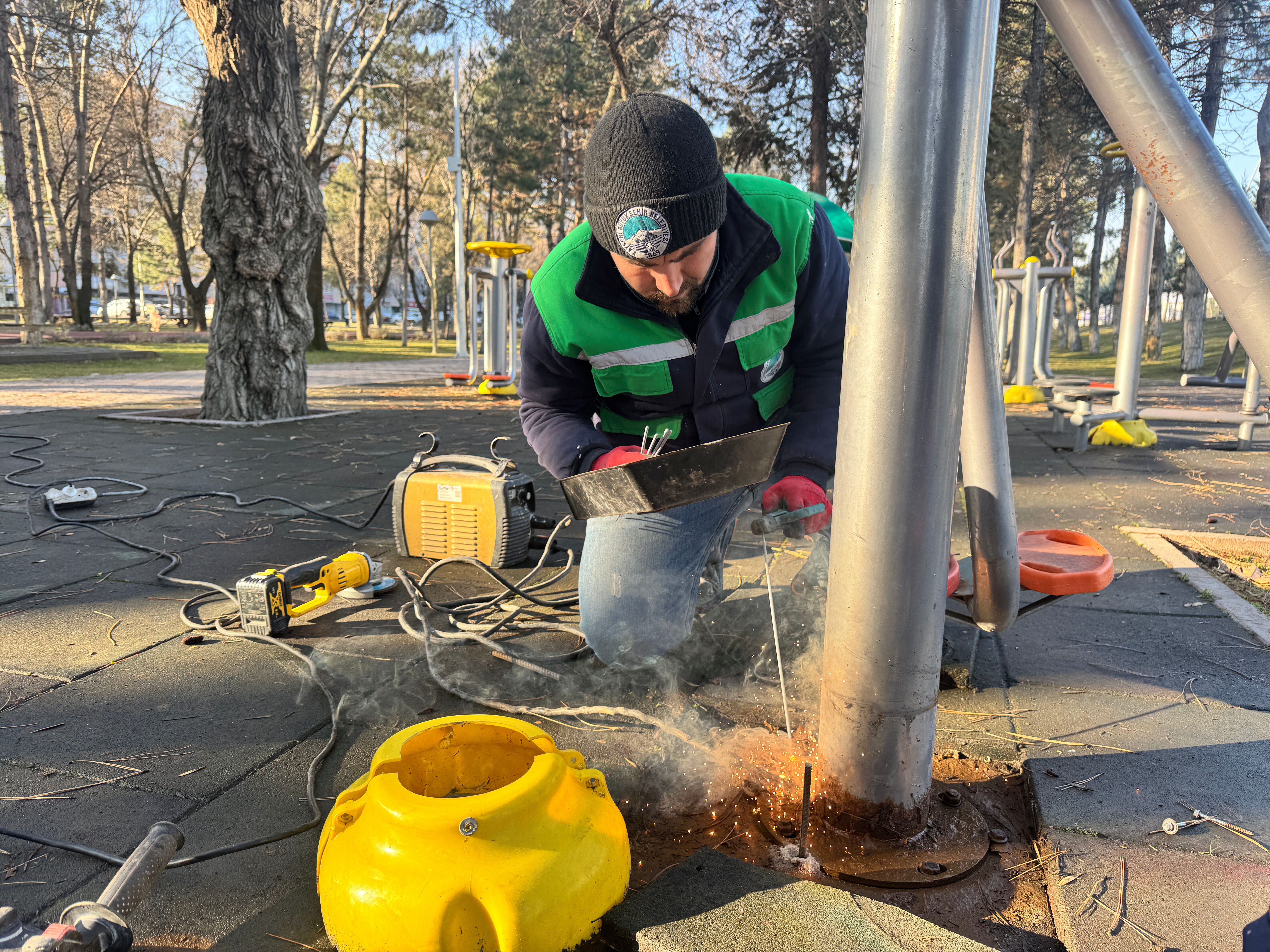 Kayseri Büyükşehir Belediyesi ekipleri, yeşil alanlarda bakım onarım çalışmalarını sürdürüyor