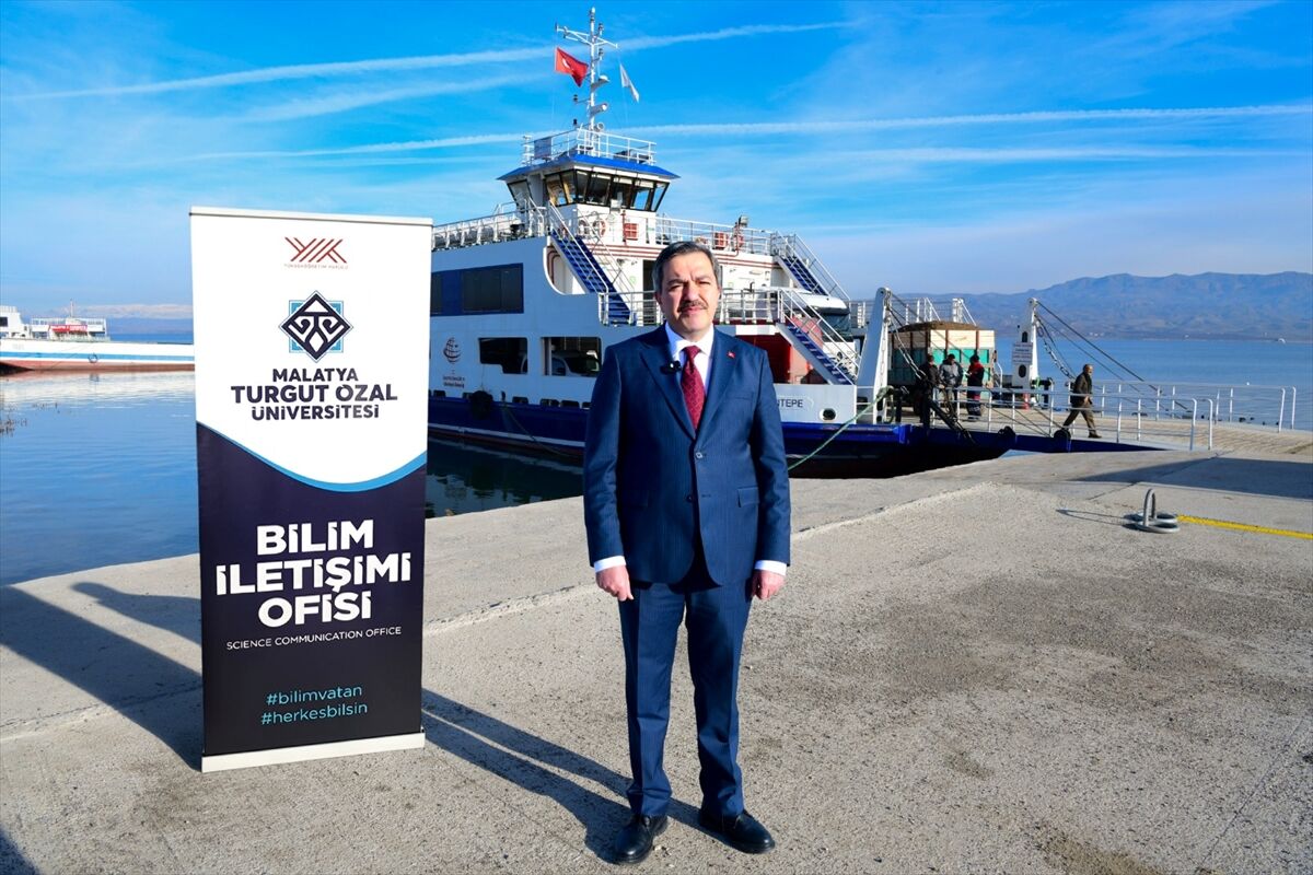 Turgut Özal Üniversitesince Atabey Feribotu'nda 'Bilim Kafe' söyleşisi düzenlendi
