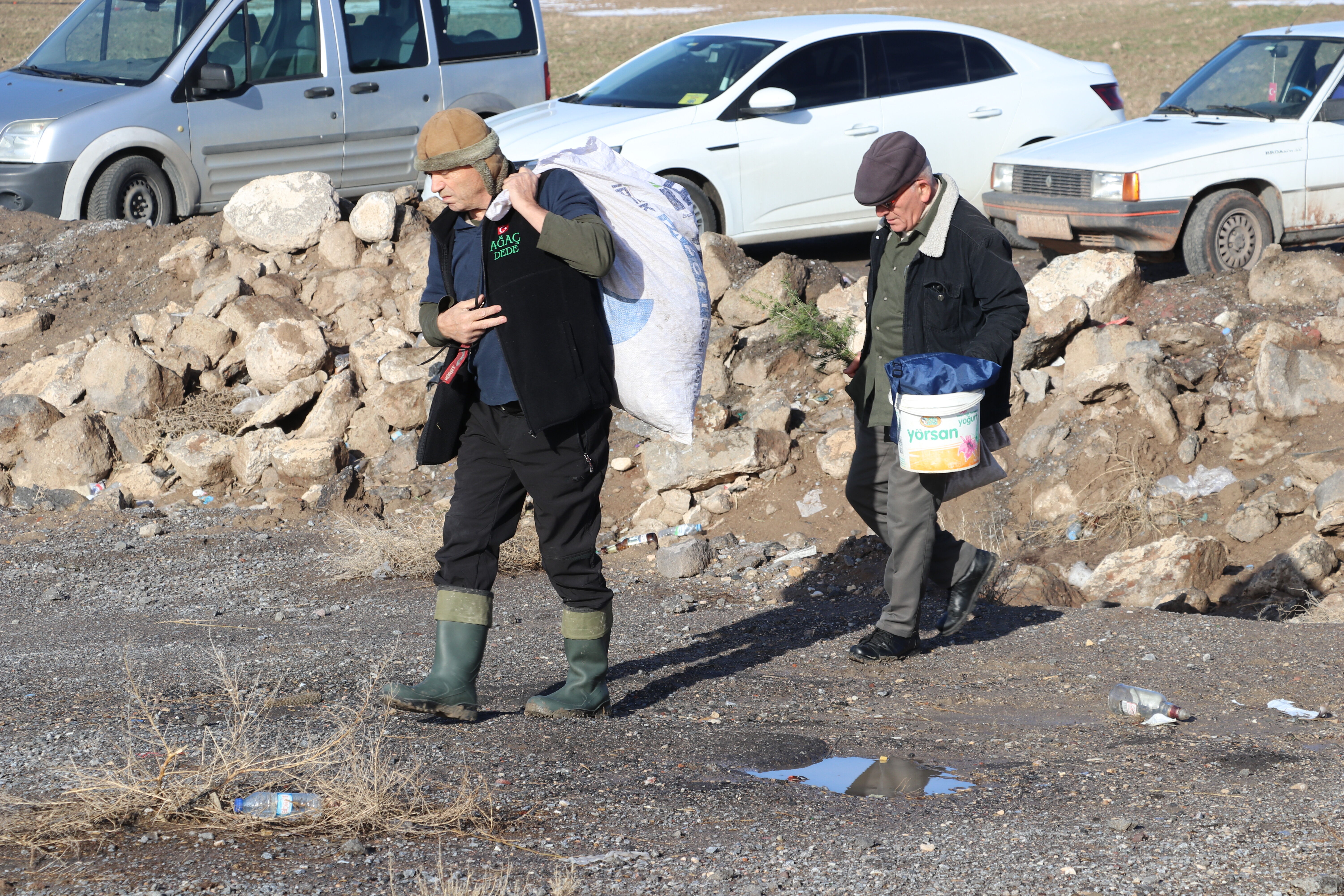 Ağaç tutkunu 72 yaşındaki emekli teknisyen, yürüyüş gruplarıyla doğayı yeşertiyor