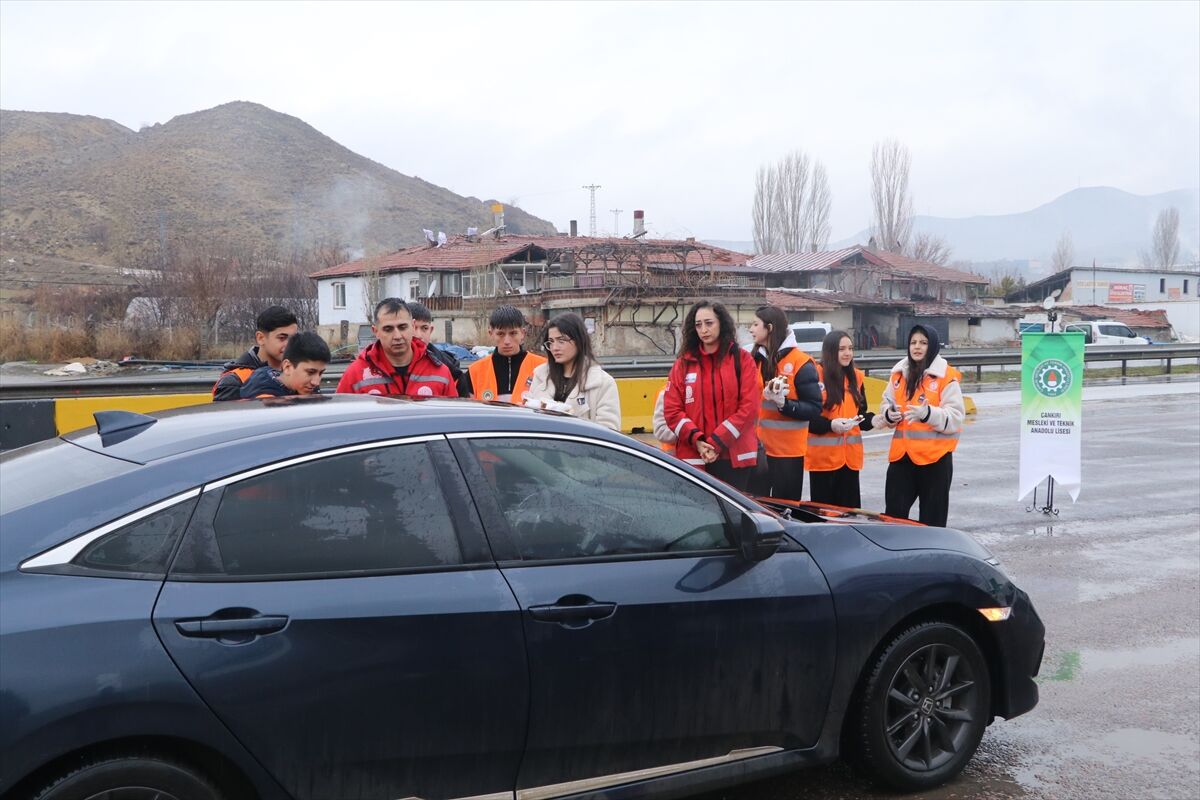 Çankırı'da öğretmen ve öğrencilerden deprem farkındalığı etkinliği