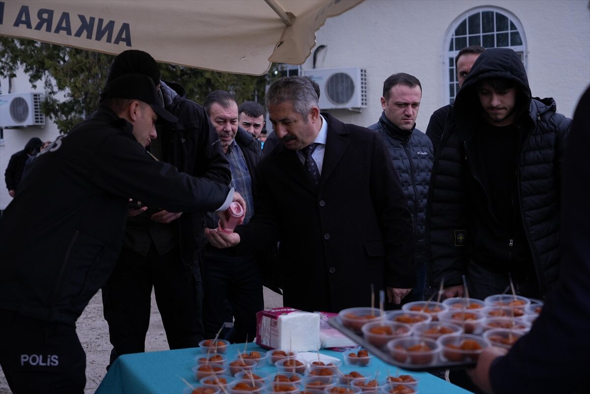 Ankara Emniyet Müdürlüğü 6 Şubat depremlerinde hayatını kaybedenler anısına lokma dağıttı