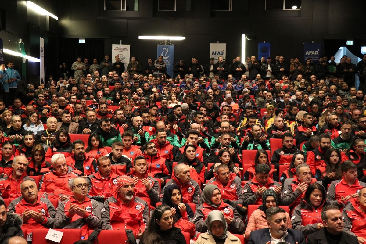 Kayseri'de akredite olan arama kurtarma ekiplerine armaları takıldı