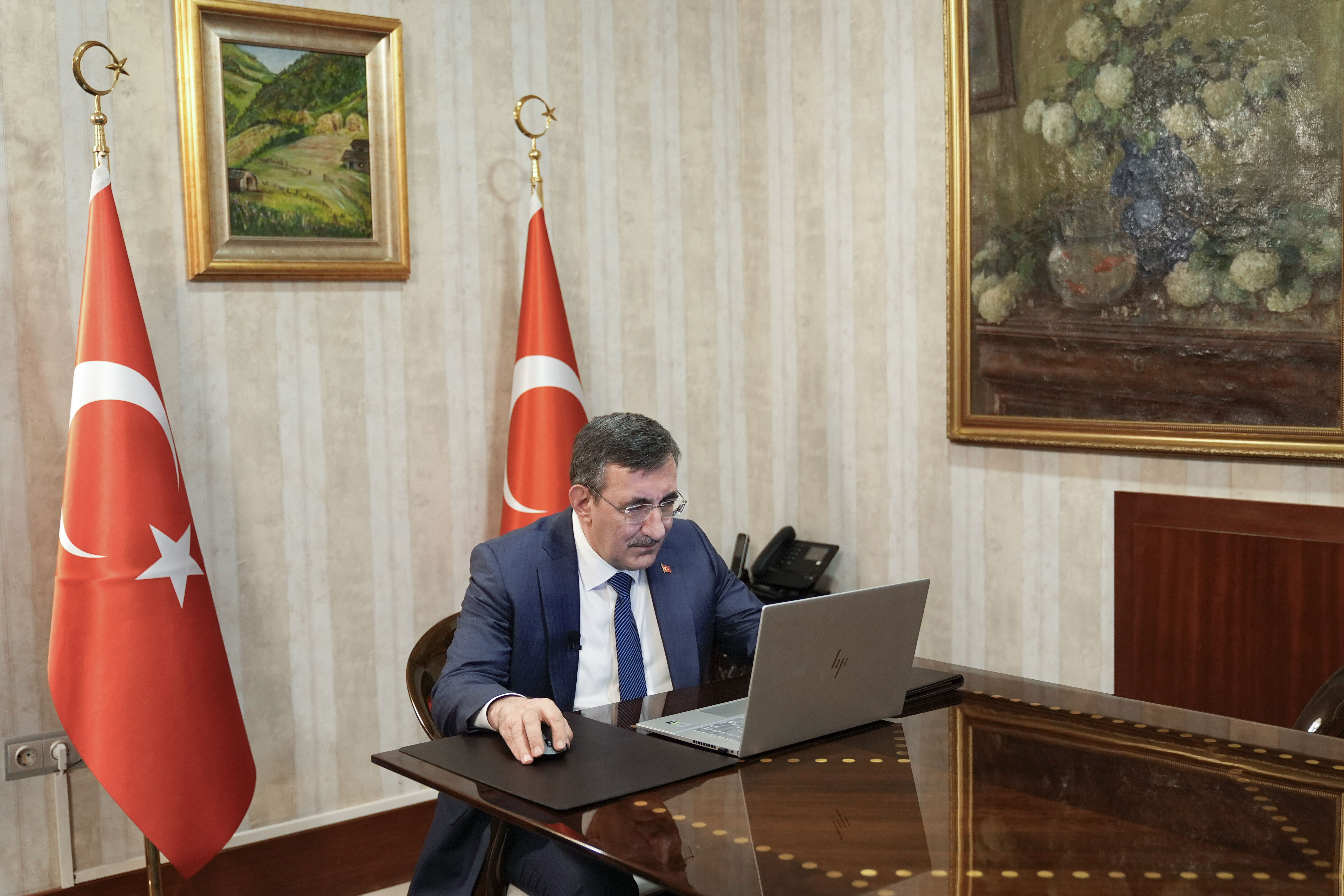 Cumhurbaşkanı Yardımcısı Yılmaz, AA'nın 'Yılın Kareleri' oylamasına katıldı