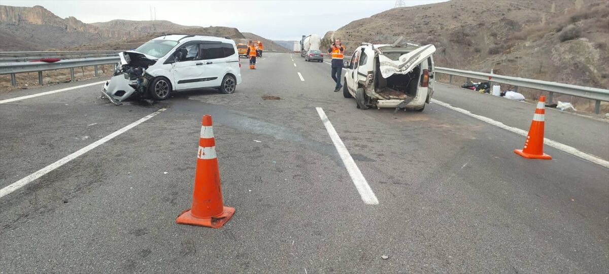 Niğde'de iki hafif ticari aracın çarpıştığı kazada 1 çocuk öldü, 7 kişi yaralandı