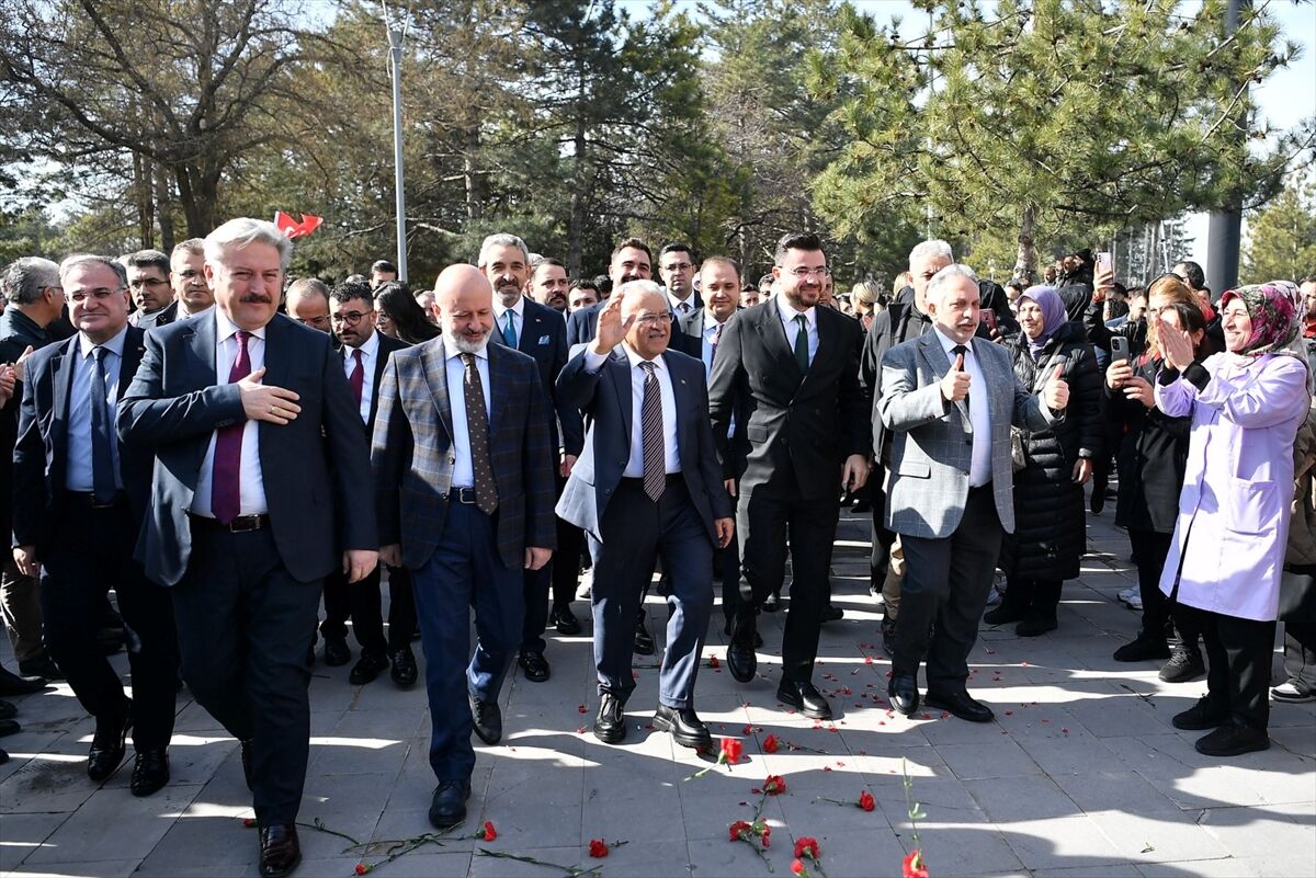 Kayseri'de 5 belediyede görev yapan işçiler, toplu iş sözleşmesini meşalelerle kutladı