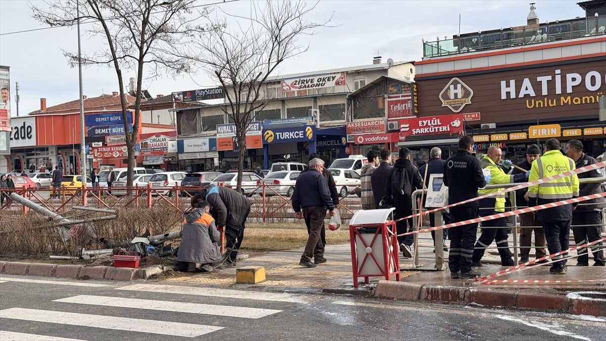 Kayseri'de otomobilin çarptığı tramvay durağındaki 3 yaya yaralandı