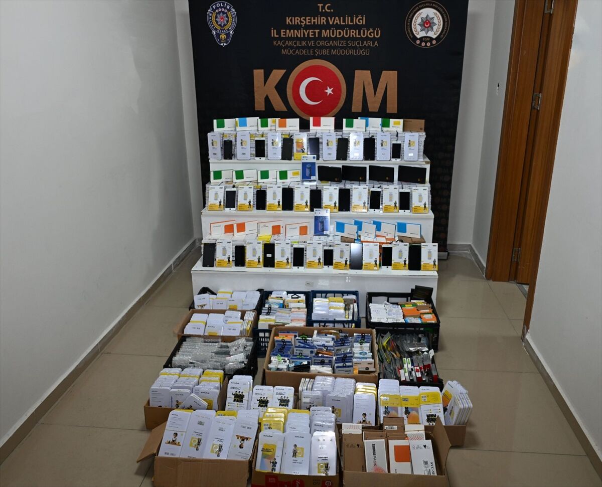 Kırşehir'de kaçak 1042 cep telefonu ekranı ve 287 batarya ele geçirildi
