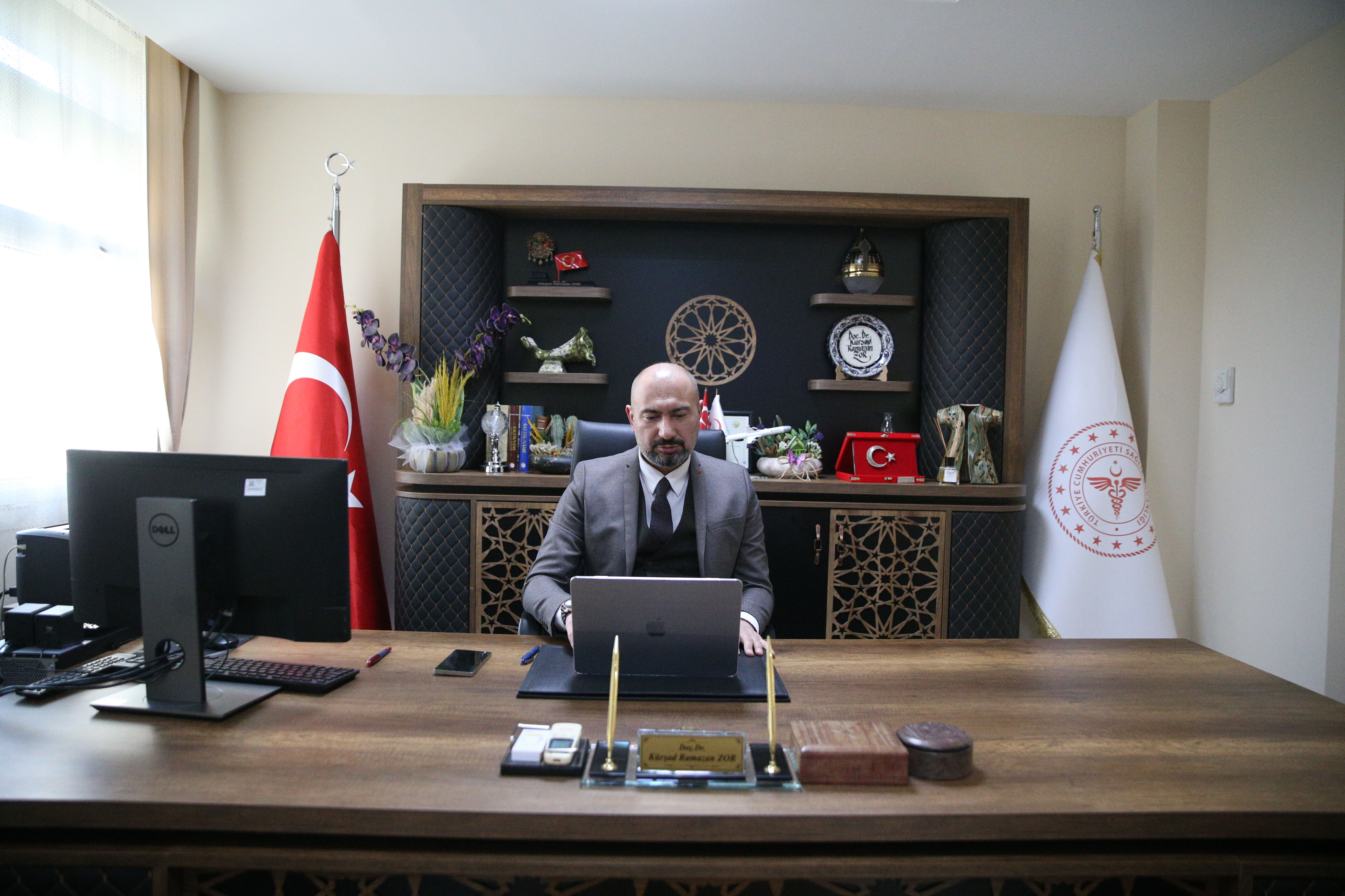 Niğde Ömer Halisdemir Üniversitesi Eğitim ve Araştırma Hastanesi Başhekimi Zor, AA'nın 'Yılın Kareleri' oylamasına katıldı
