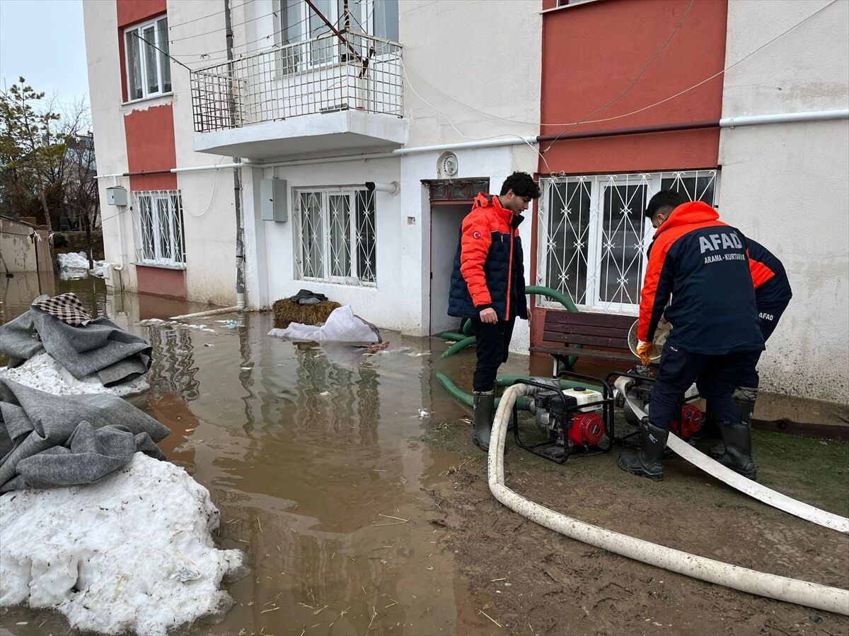 Sivas'ta eriyen kar suları nedeniyle 2 evi su bastı