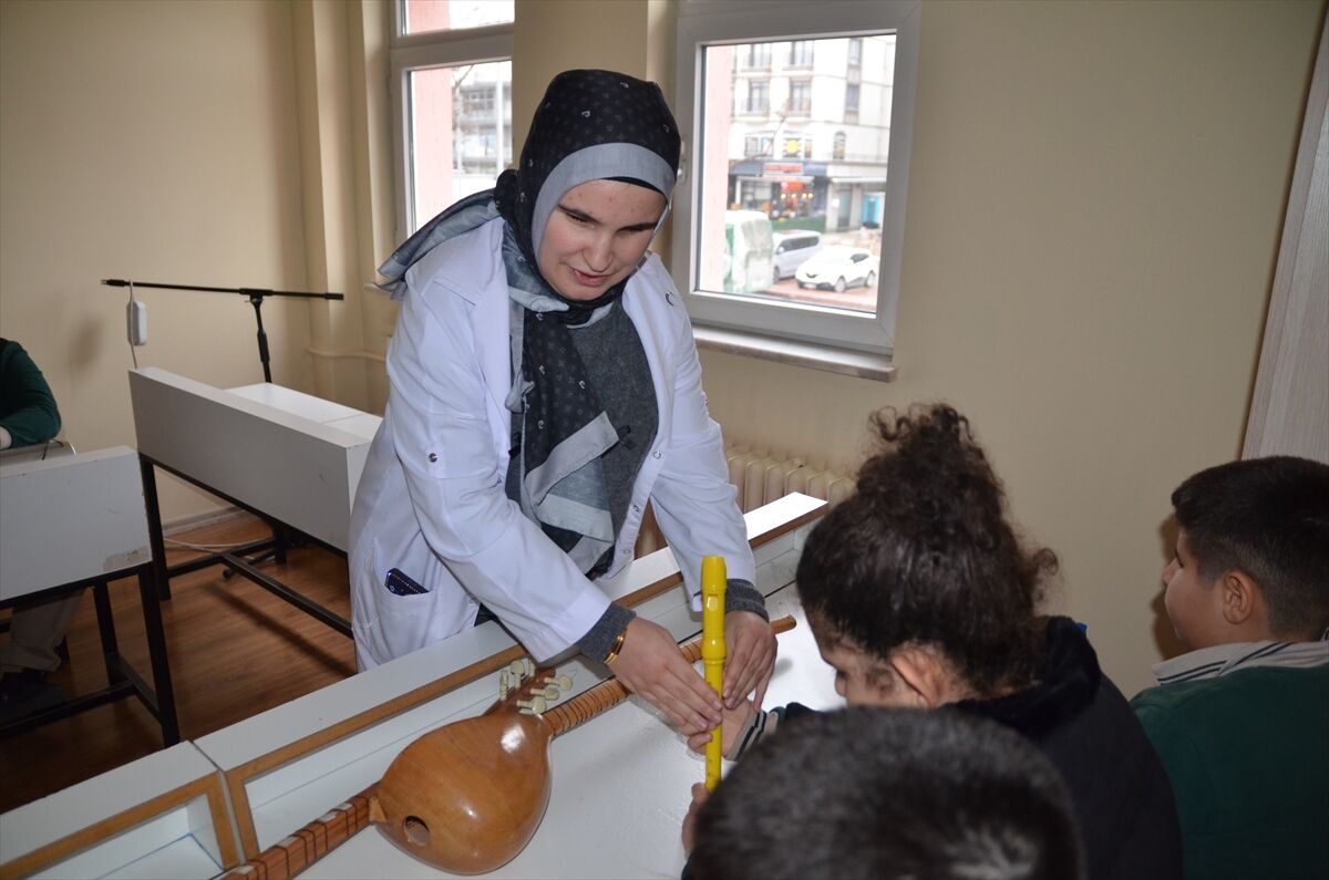 Görme engelli Mukaddes öğretmen öğrencilerine 'hayatın ritmini tutmayı' öğretiyor