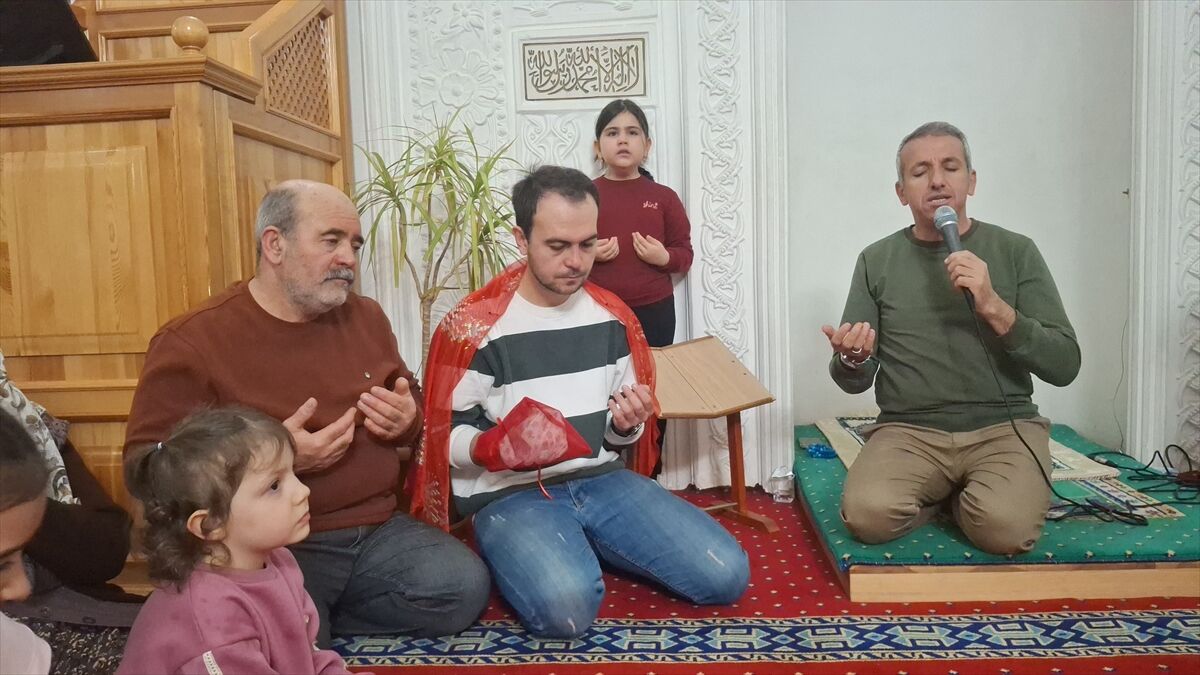 Beypazarı'da askere gidecek gence asker kınası camide yakıldı