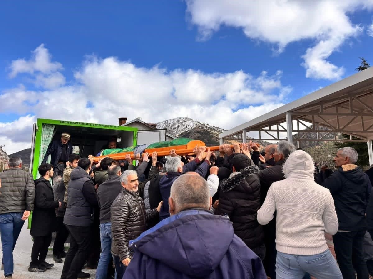Burdur'da trafik kazasında hayatını kaybeden gencin cenazesi Konya'da toprağa verildi