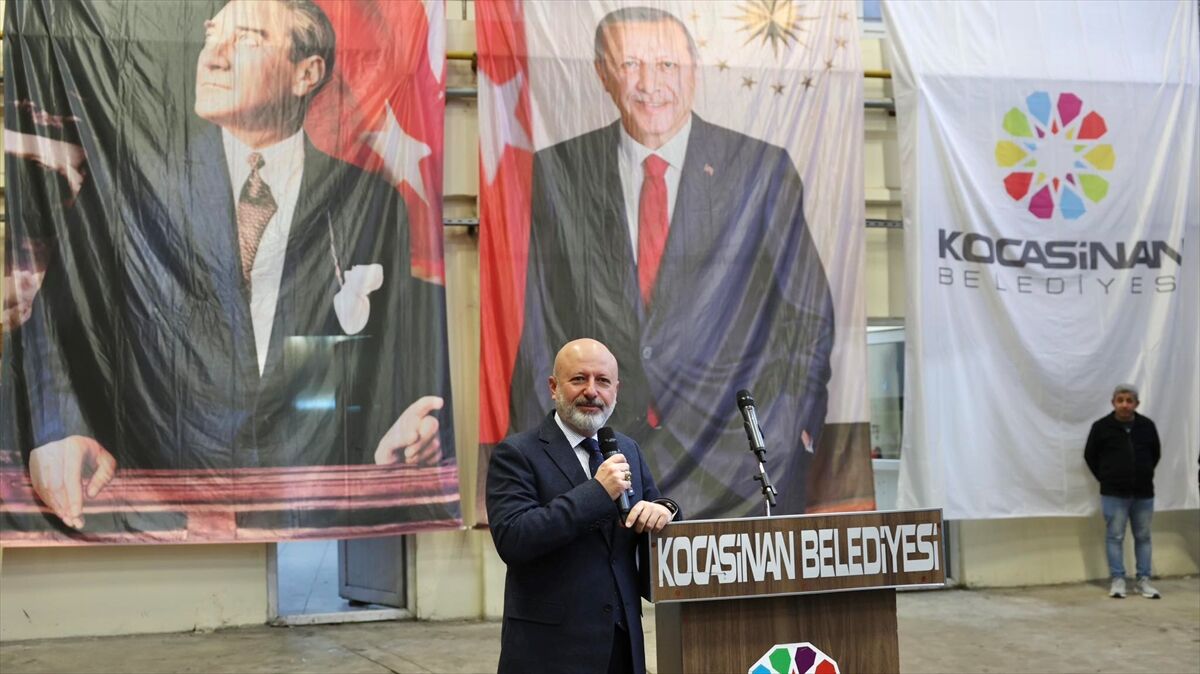 Kocasinan Belediye Başkanı Çolakbayrakdar işçiler tarafından meşalelerle karşılandı