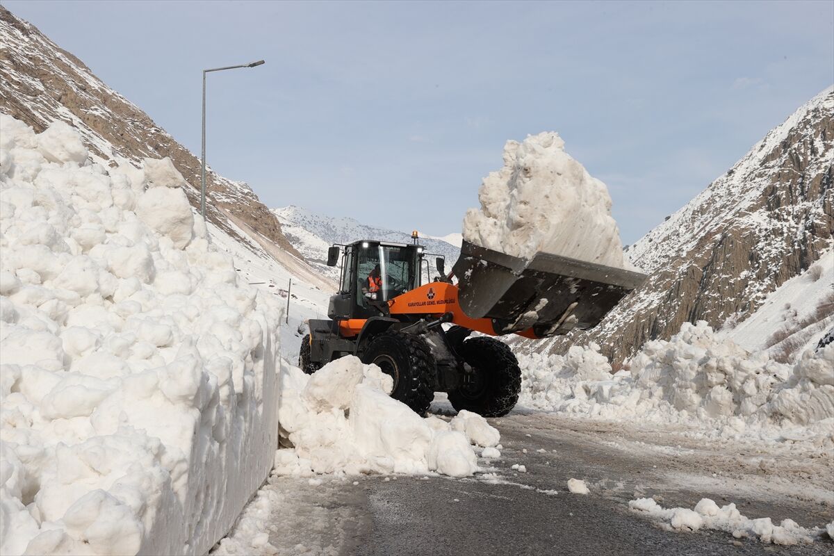 Hakkari-Van kara yoluna düşen çığ temizlendi