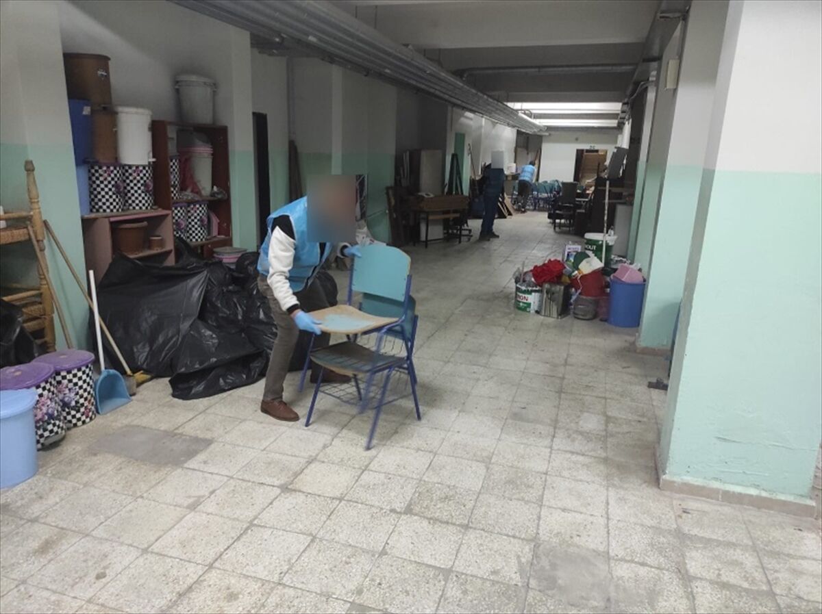 Eskişehir'de yükümlüler yarıyıl tatilinde okullarda temizlik çalışması yaptı