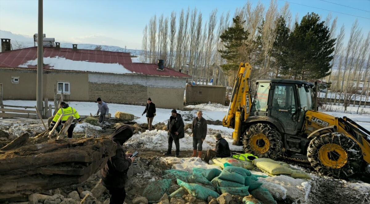 Sivas'ta kar nedeniyle çatısı çöken ağıldaki 40 koyun telef oldu