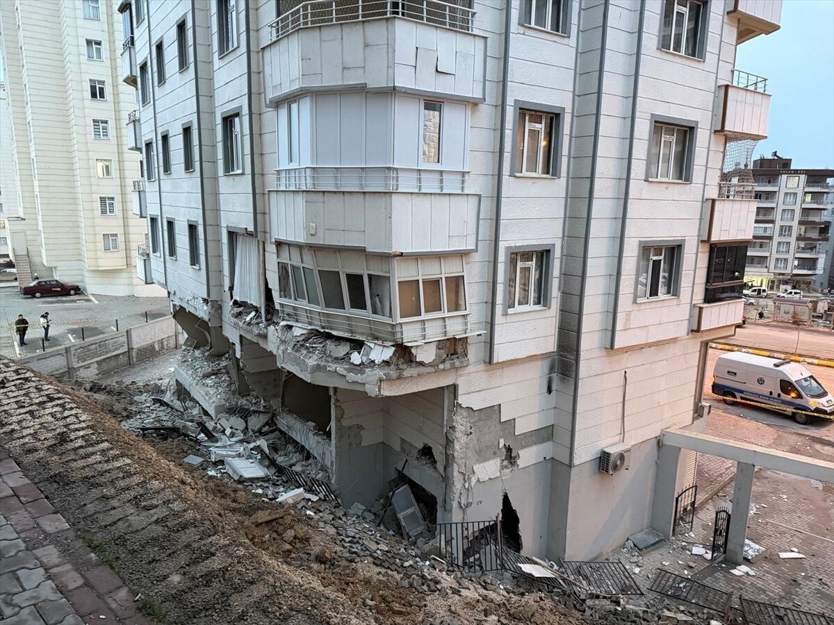 Şanlıurfa'da istinat duvarı yıkılan binanın yanındaki apartman da boşaltıldı