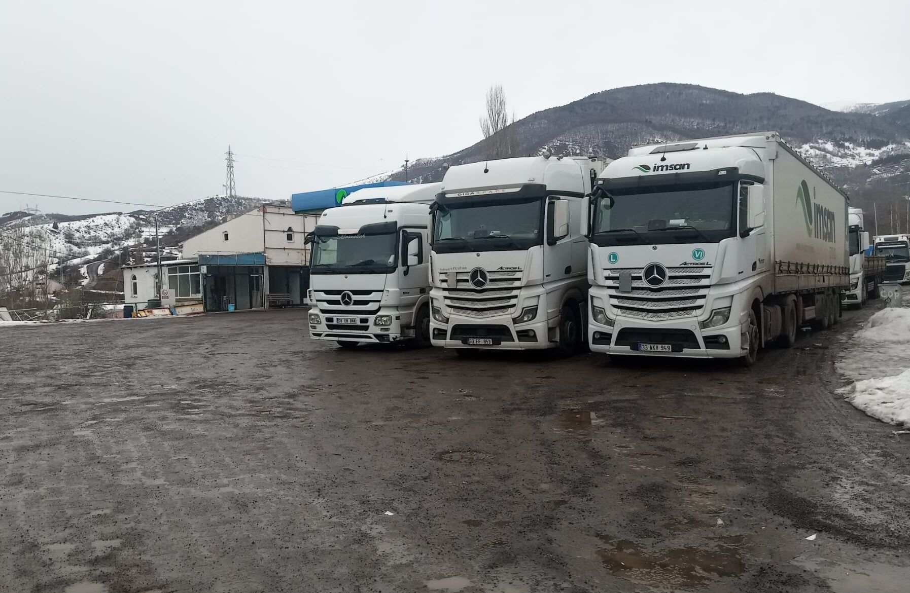 Ardahan'da Türkgözü-Posof-Damal kara yolu tırlara kapatıldı