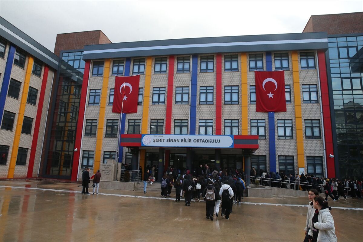 Samsun ve 6 ilde eğitim öğretim yılının ikinci dönemi 'Bayrak Sevgisi' temasıyla başladı