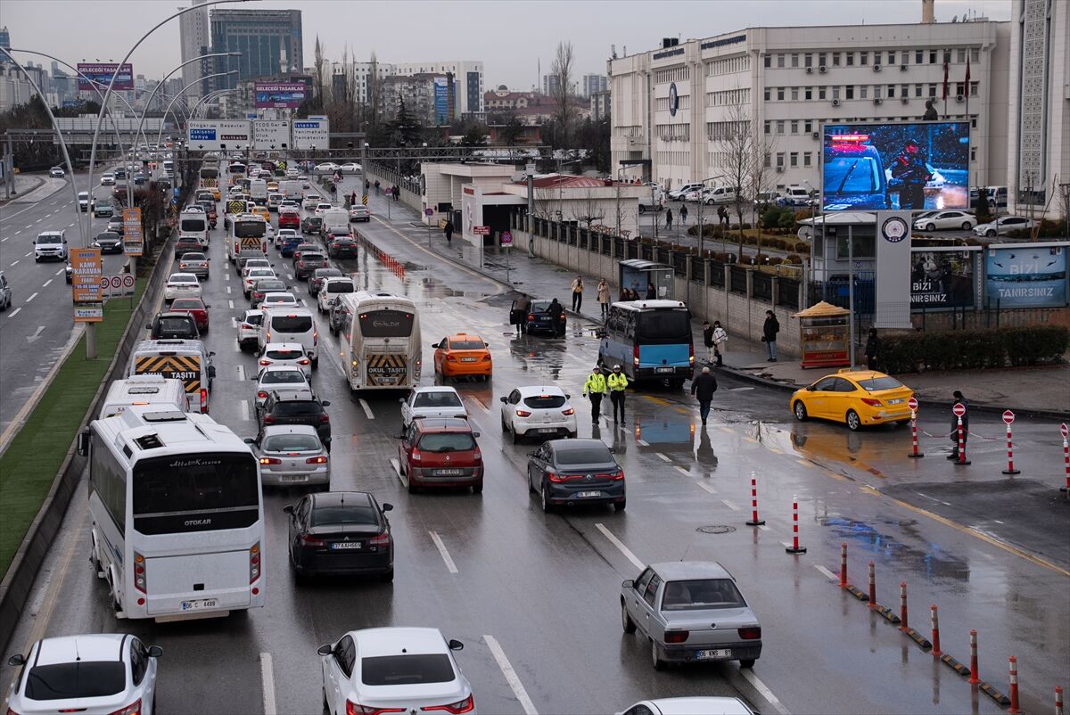 Ankara'da yarıyıl tatilin ardından okulların açılmasıyla trafik yoğunluğu oluştu