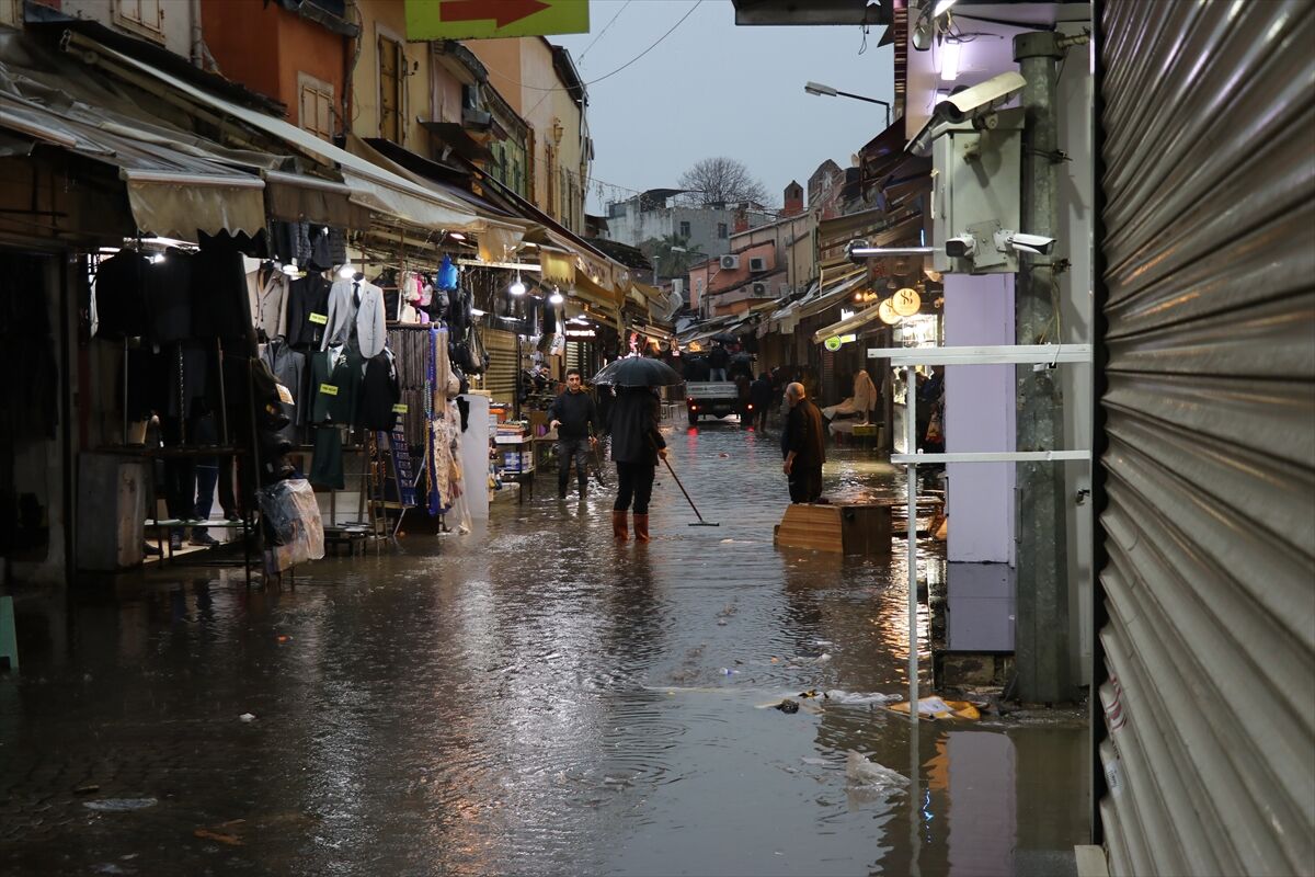 İzmir'de sağanak hayatı olumsuz etkiledi