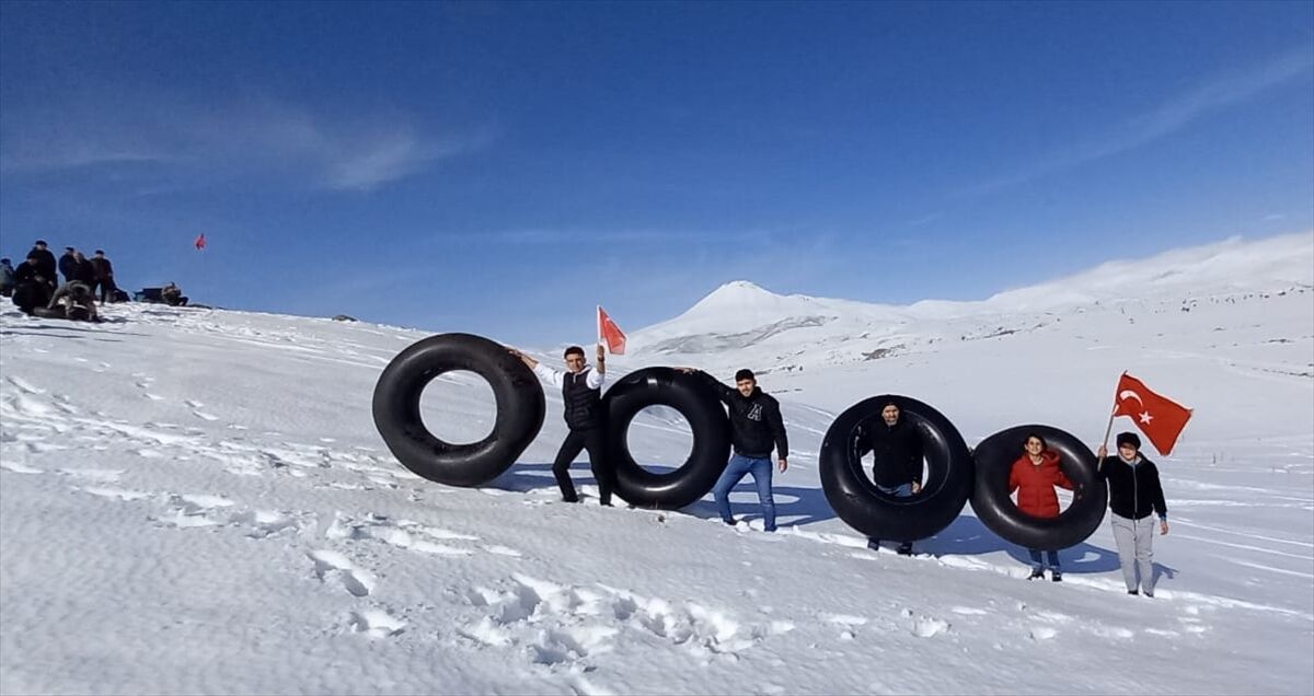 Kayseri'de kırsal mahalle sakinleri traktör lastikleriyle kayak yarışı yaptı