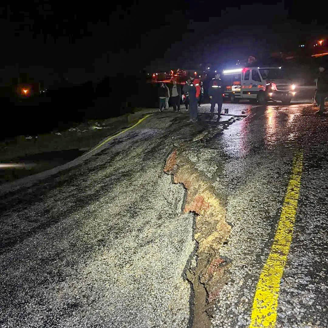 Uşak'ta yağış nedeniyle yol çöktü