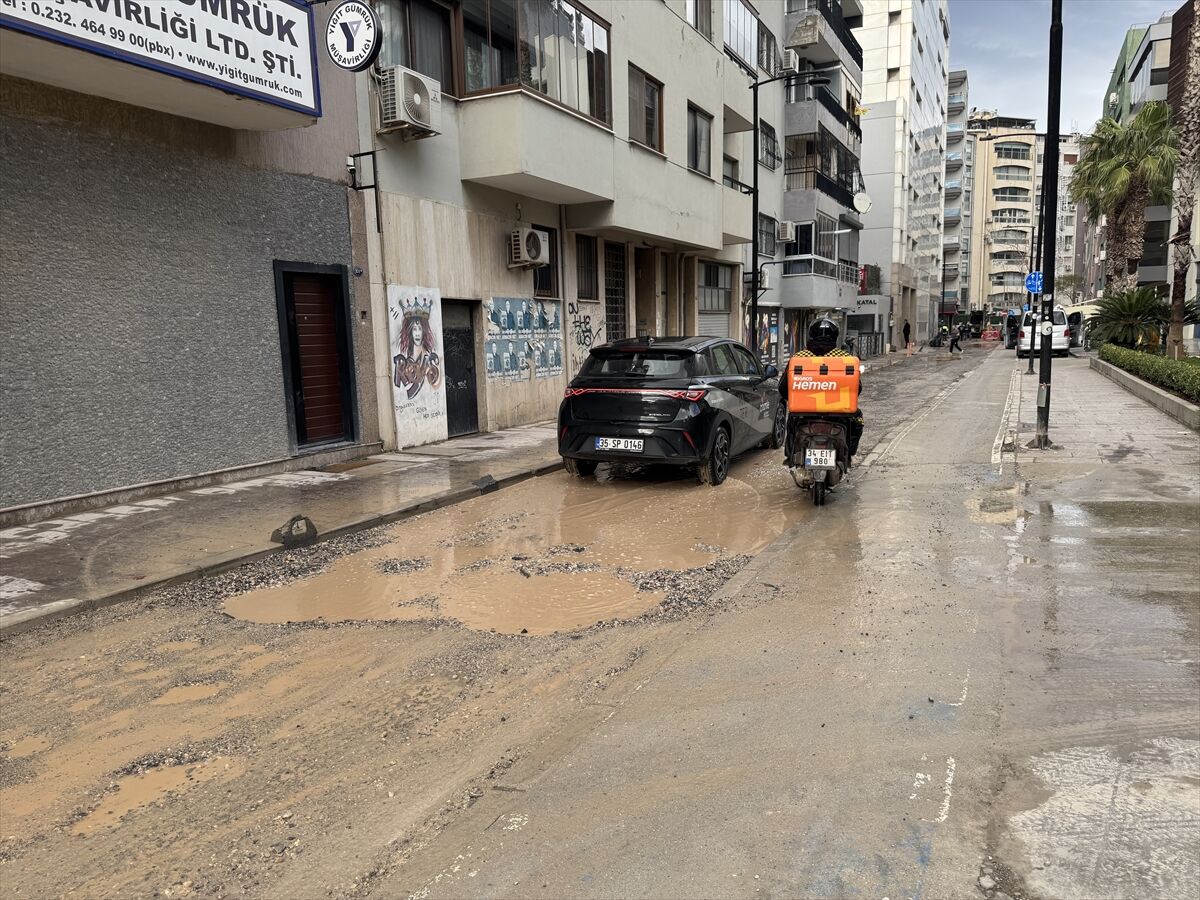 İzmir Alsancak esnafı uzun süren altyapı çalışmalarına tepkili