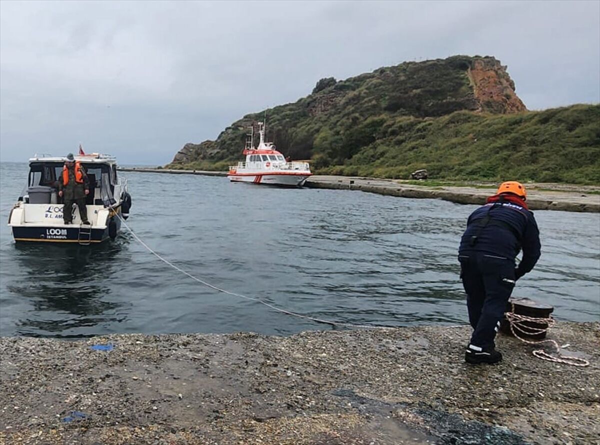 Marmara Denizi'nde sürüklenen tekne kurtarıldı