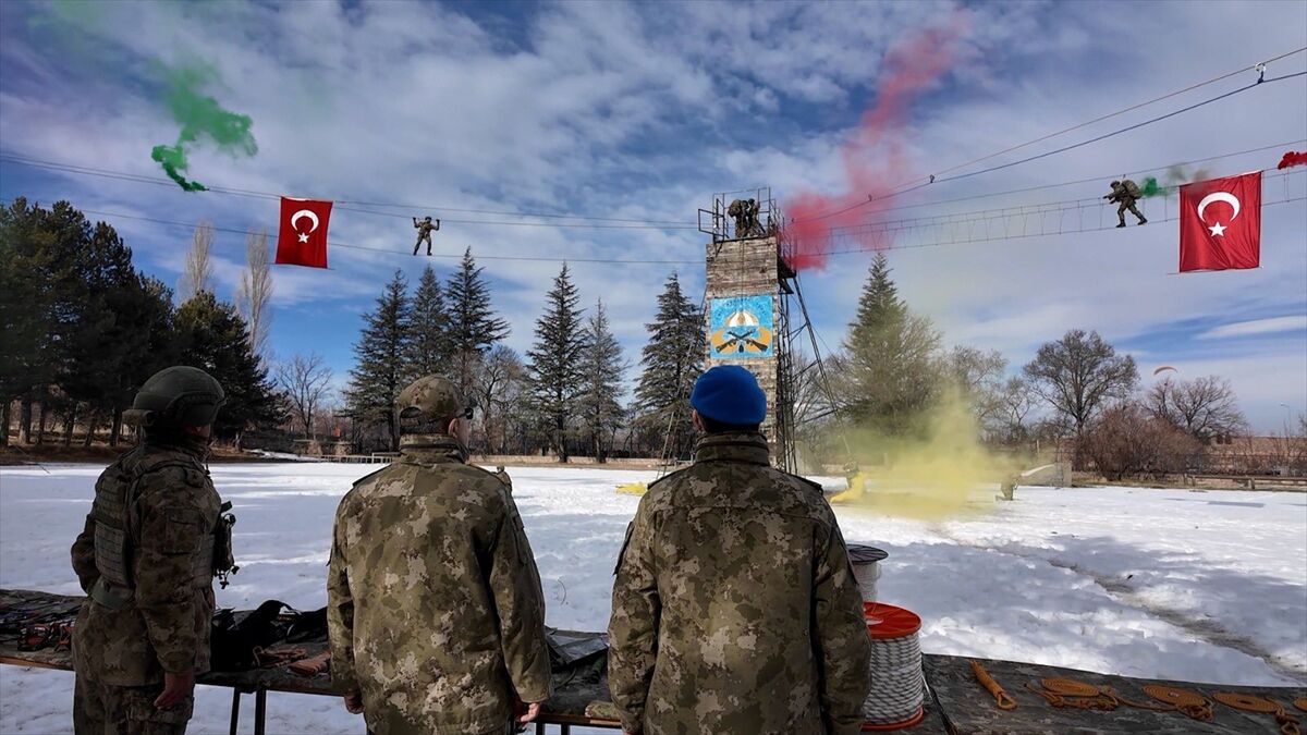 Kara Kuvvetleri Komutanı Orgeneral Tokel, 1'inci Komando Tugay Komutanlığında denetleme yaptı