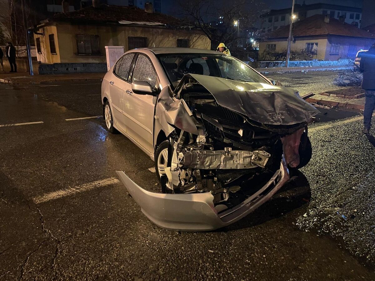Kayseri'de otomobille hafif ticari aracın çarpıştığı kazada 4 kişi yaralandı