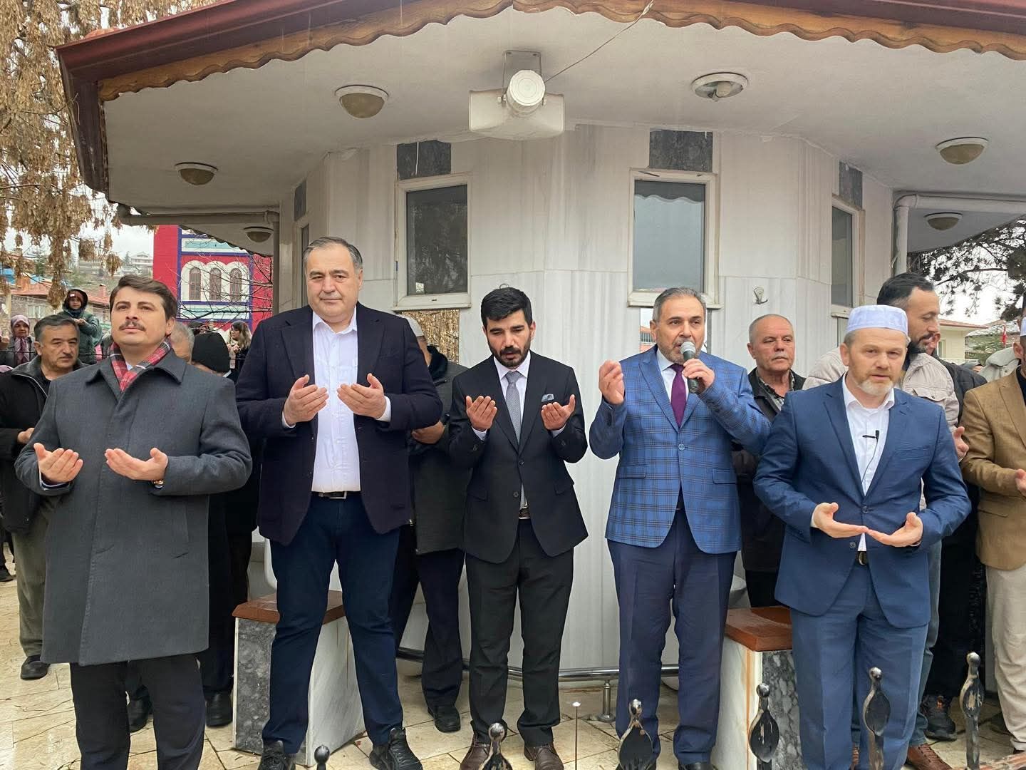 Nallıhan'dan 65 kişi umre ibadeti için kutsal topraklara uğurlandı