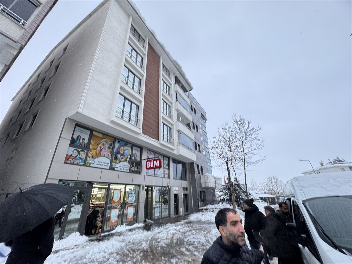 Bingöl'de üzerine buzla karışık kar kütlesi düşen kadın hayatını kaybetti