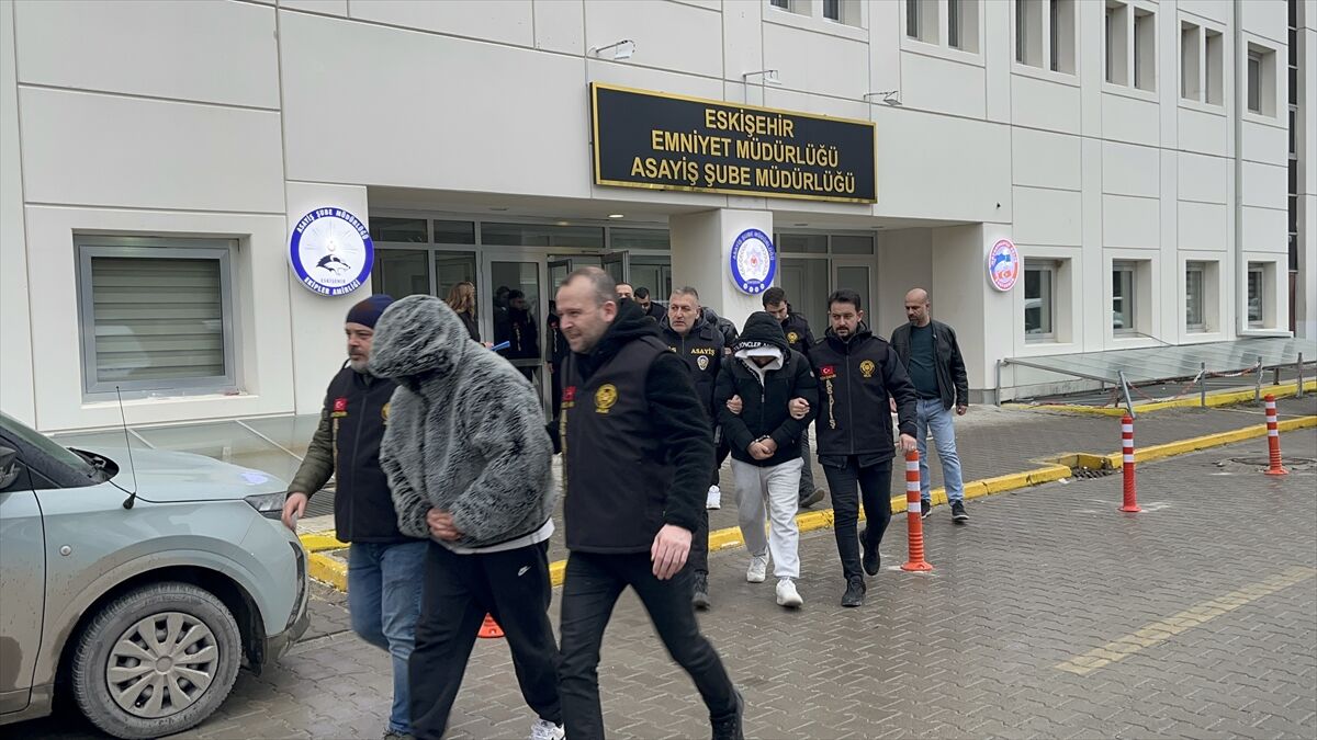 Eskişehir merkezli fuhuş operasyonunda 13 zanlı yakalandı