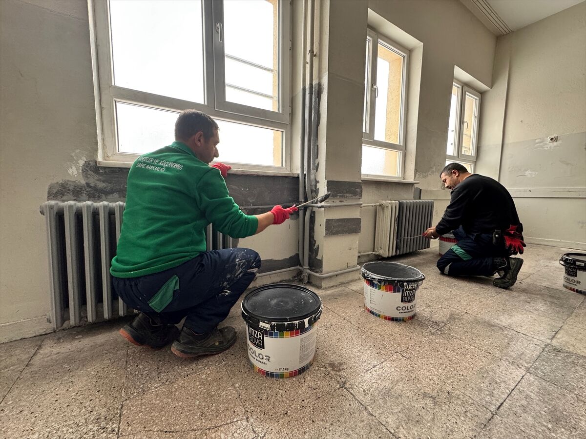 Kayseri Büyükşehir Belediyesi ekipleri kentteki bir liseyi boyadı
