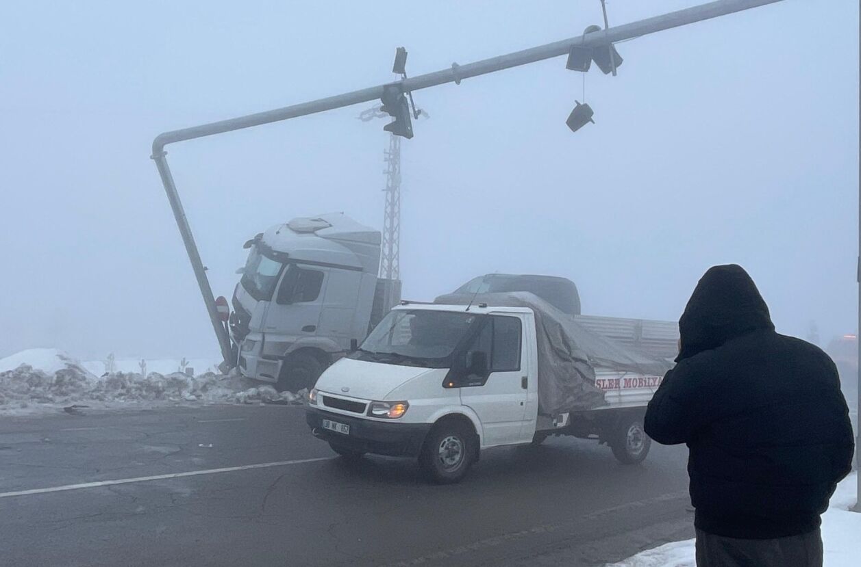 Sivas'ta sis nedeniyle meydana gelen zincirleme kazada 7 kişi yaralandı