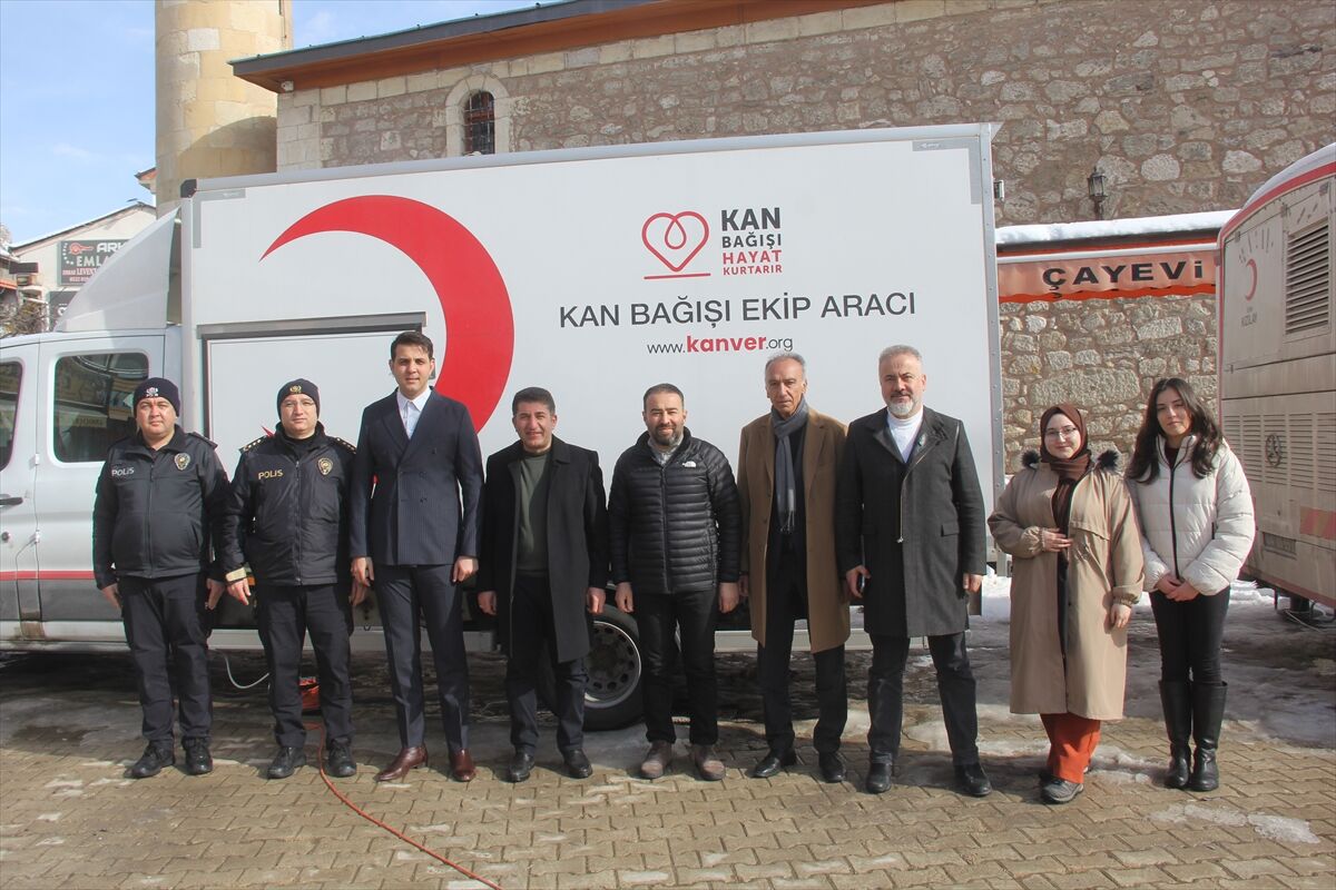 Zara'da 'Birbirimize Candan Bağlıyız' sloganıyla kan bağışı kampanyası düzenlendi