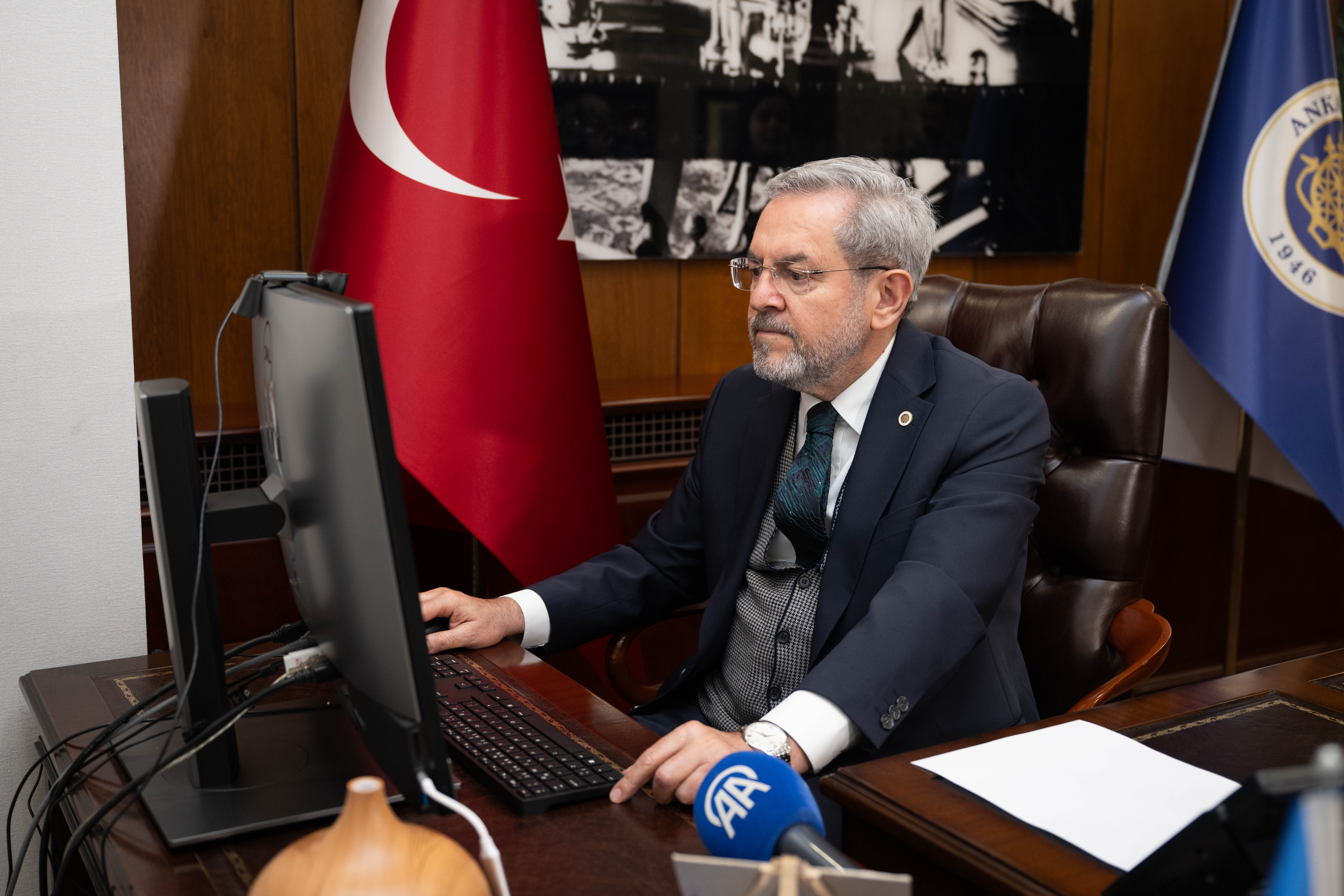 Ankara Üniversitesi Rektörü Ünüvar, AA'nın 'Yılın Kareleri' oylamasına katıldı