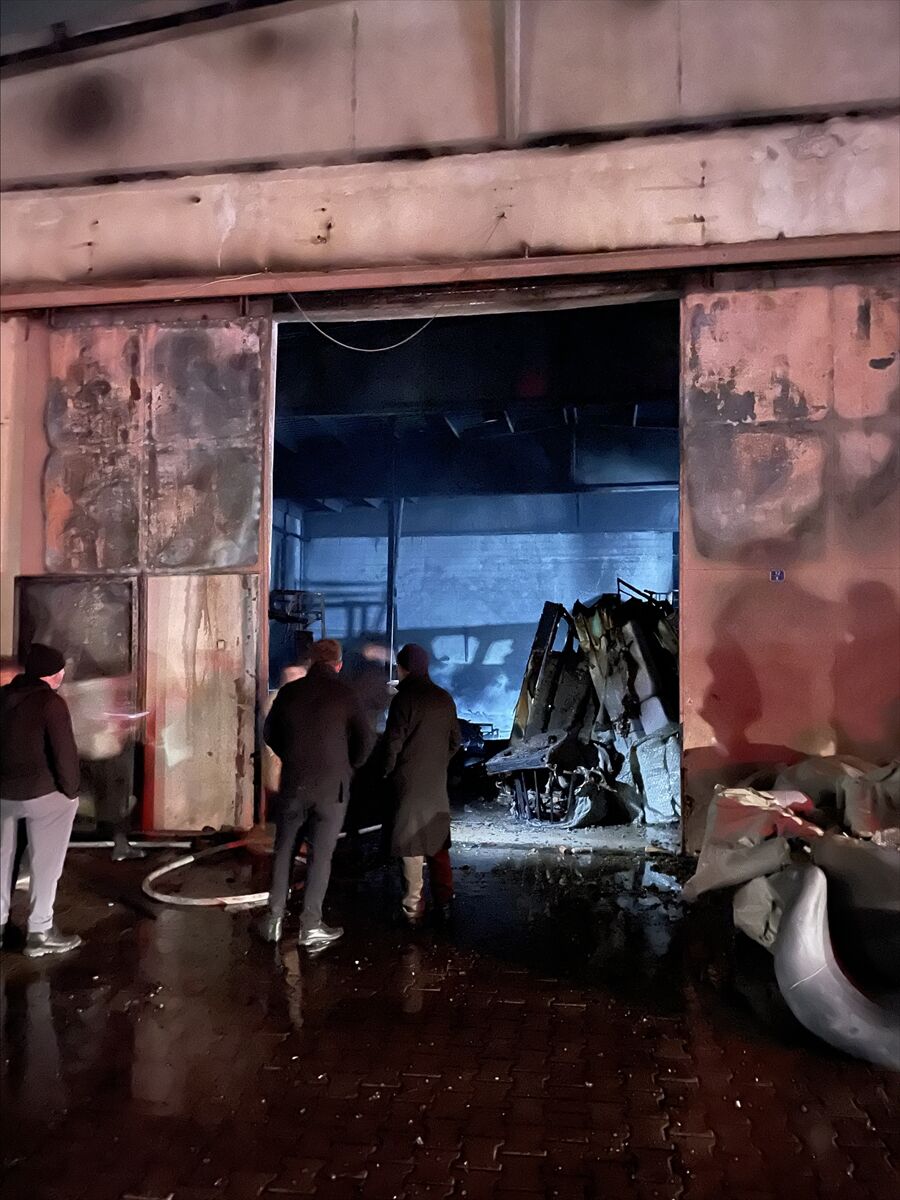 Kayseri'de mobilya fabrikasında çıkan yangın söndürüldü