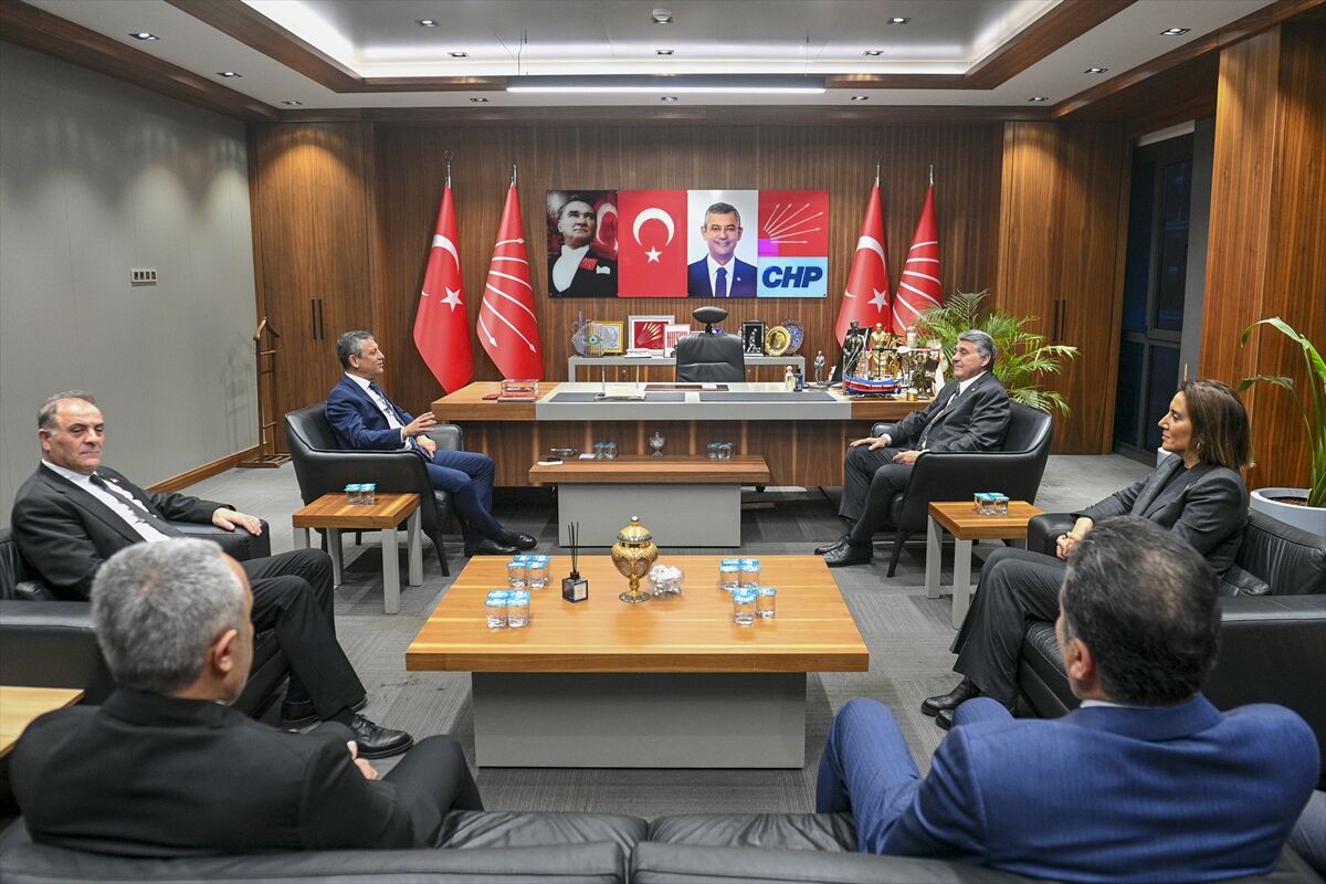 CHP Genel Başkanı Özel, Beşiktaş Kulübü Başkanı Adalı ile görüştü