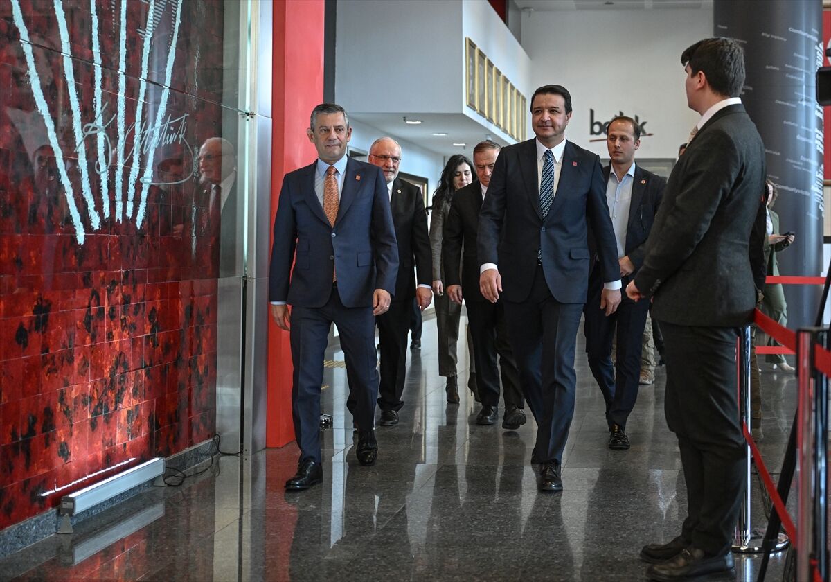 CHP Genel Başkanı Özel, Saadet Partisi Genel Başkanı Arıkan ile görüştü