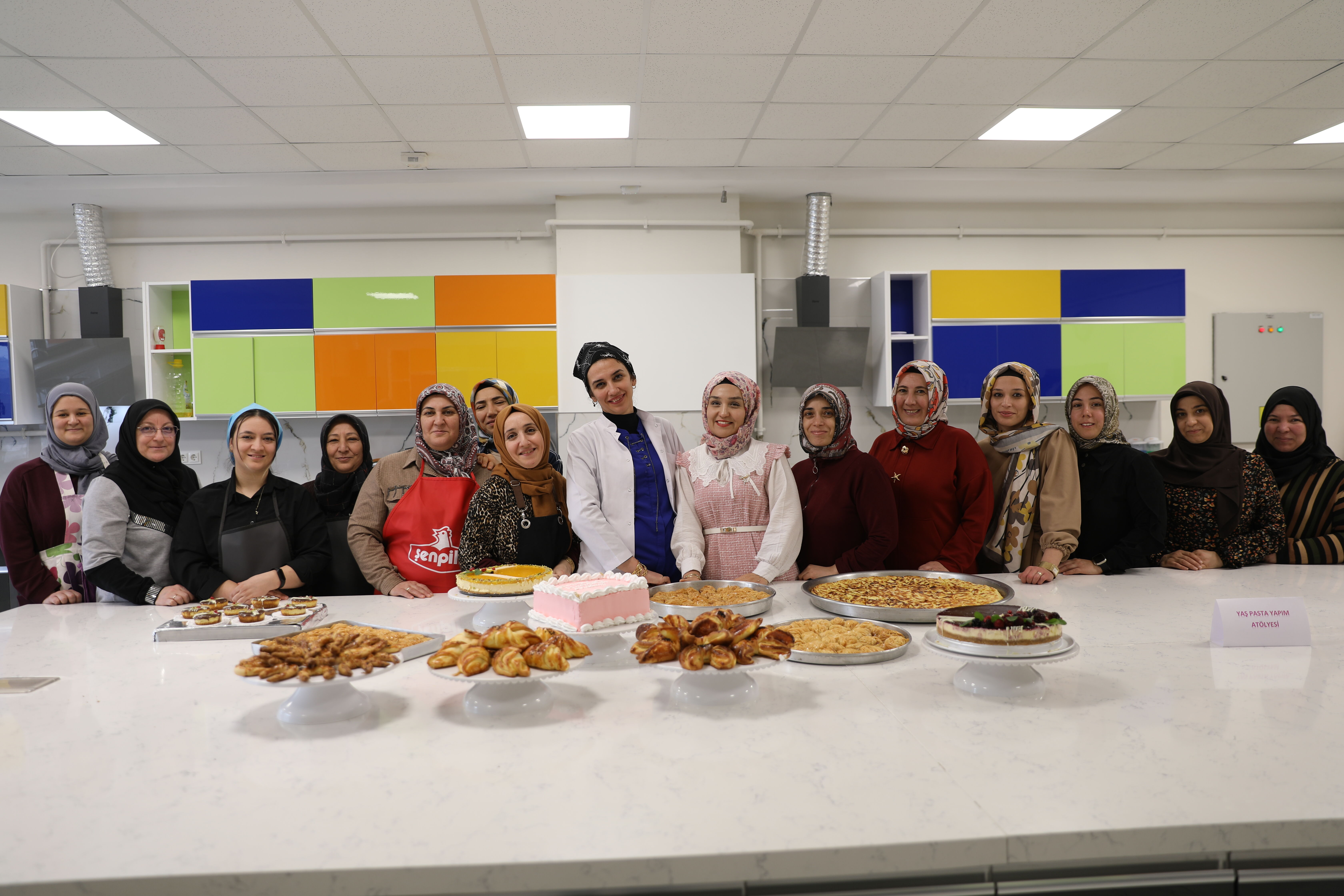 Kocasinan Akademi'nin 'Yaş Pasta Yapım Atölyesi' kadın kursiyerlerden ilgi görüyor